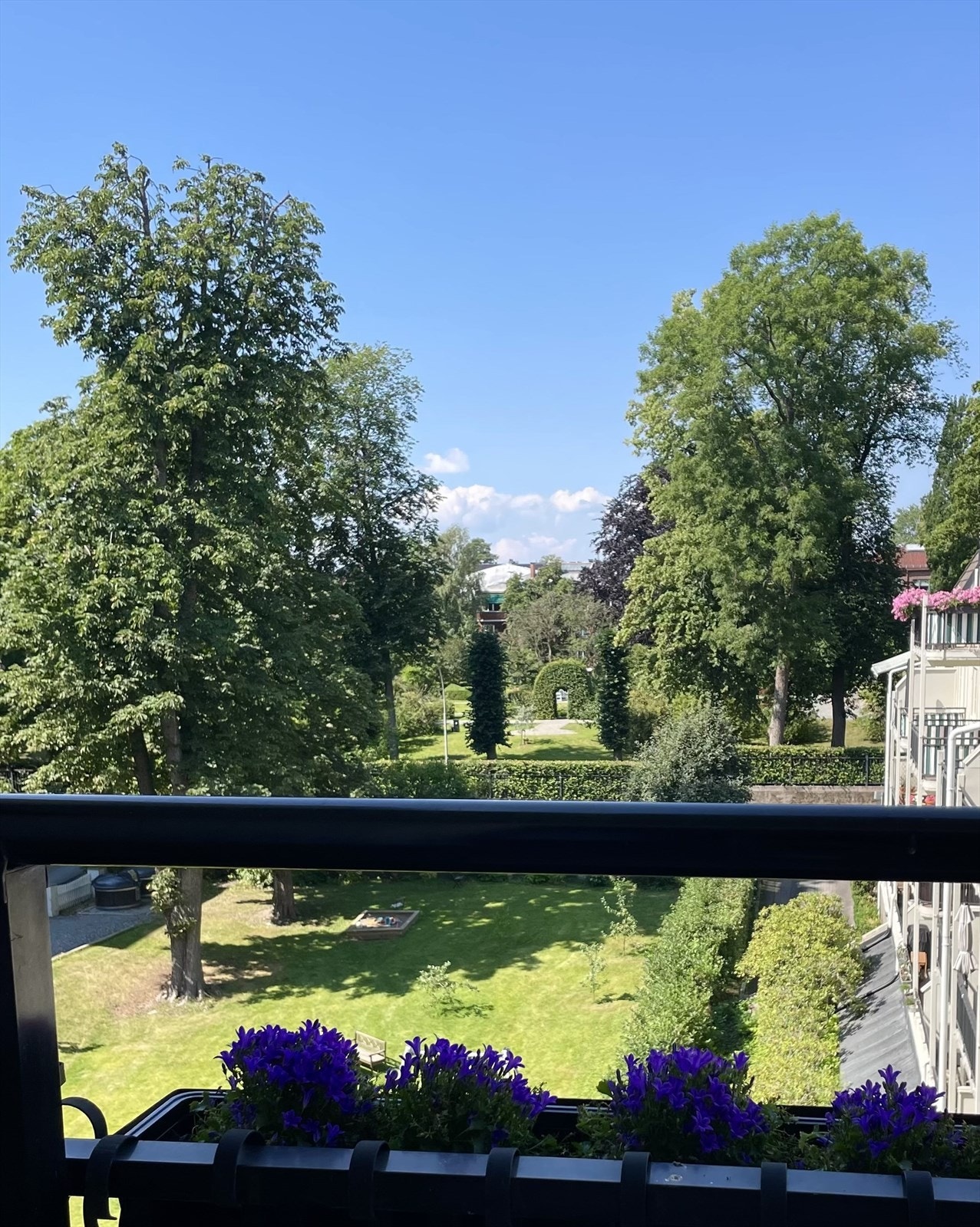 Stemningsbilde fra sommer, fotografert av selger fra balkongen. Galleribilde