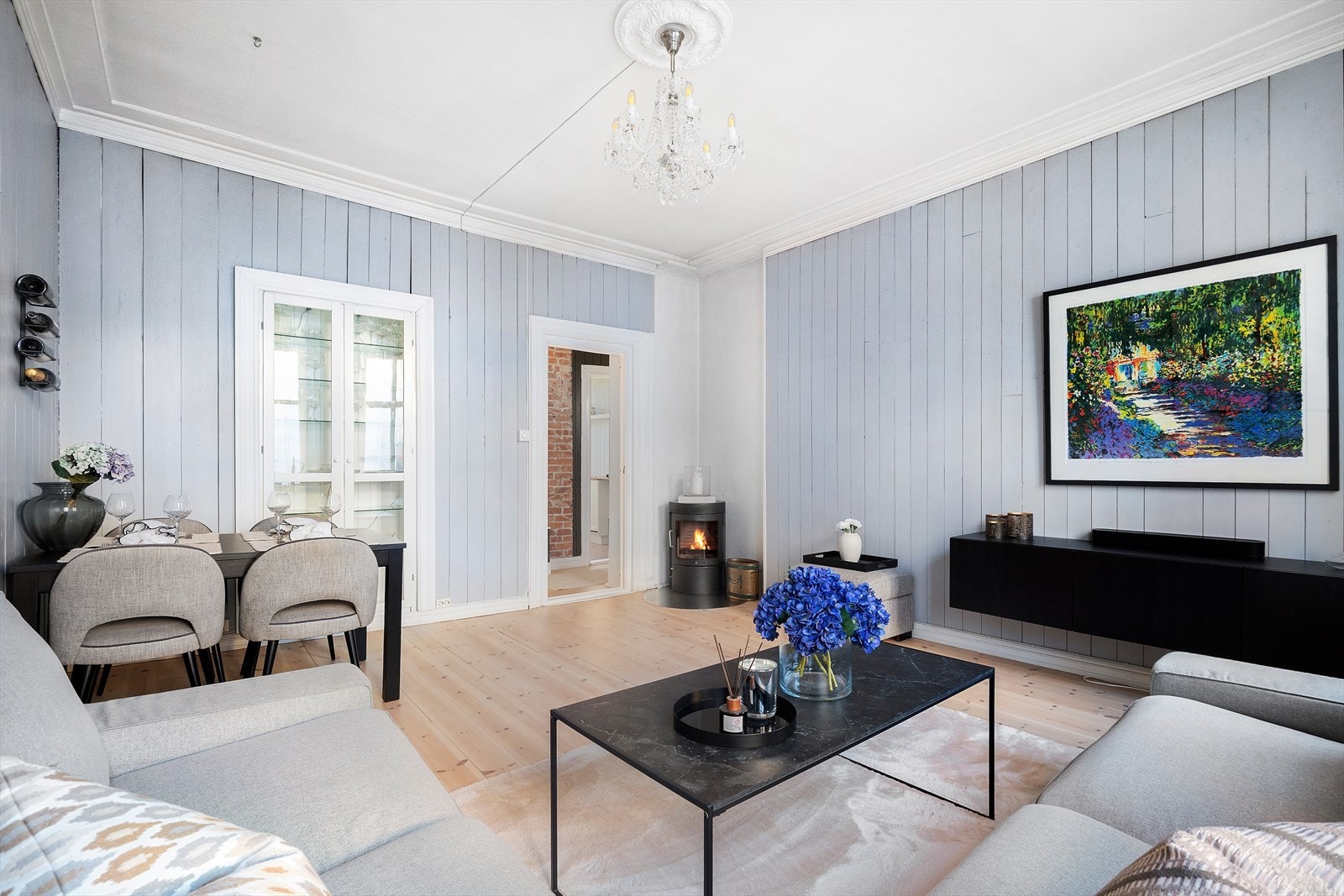 Stuen fungerer som et naturlig samlingspunkt i boligen med god plass til både sofagruppe og spisebord. Galleribilde