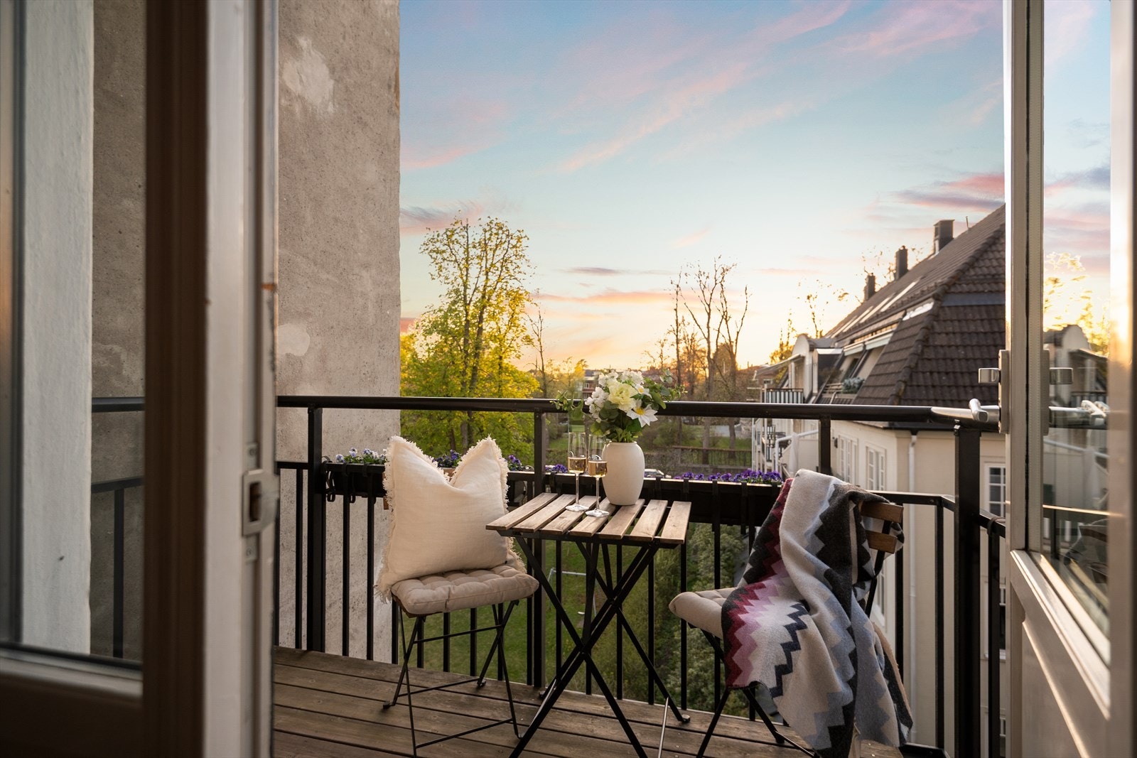 Balkongen har svært gode solforhold med ettermiddags- og kveldssol, og fremstår som en naturlig forlengelse av boligen på sommerhalvåret. Galleribilde