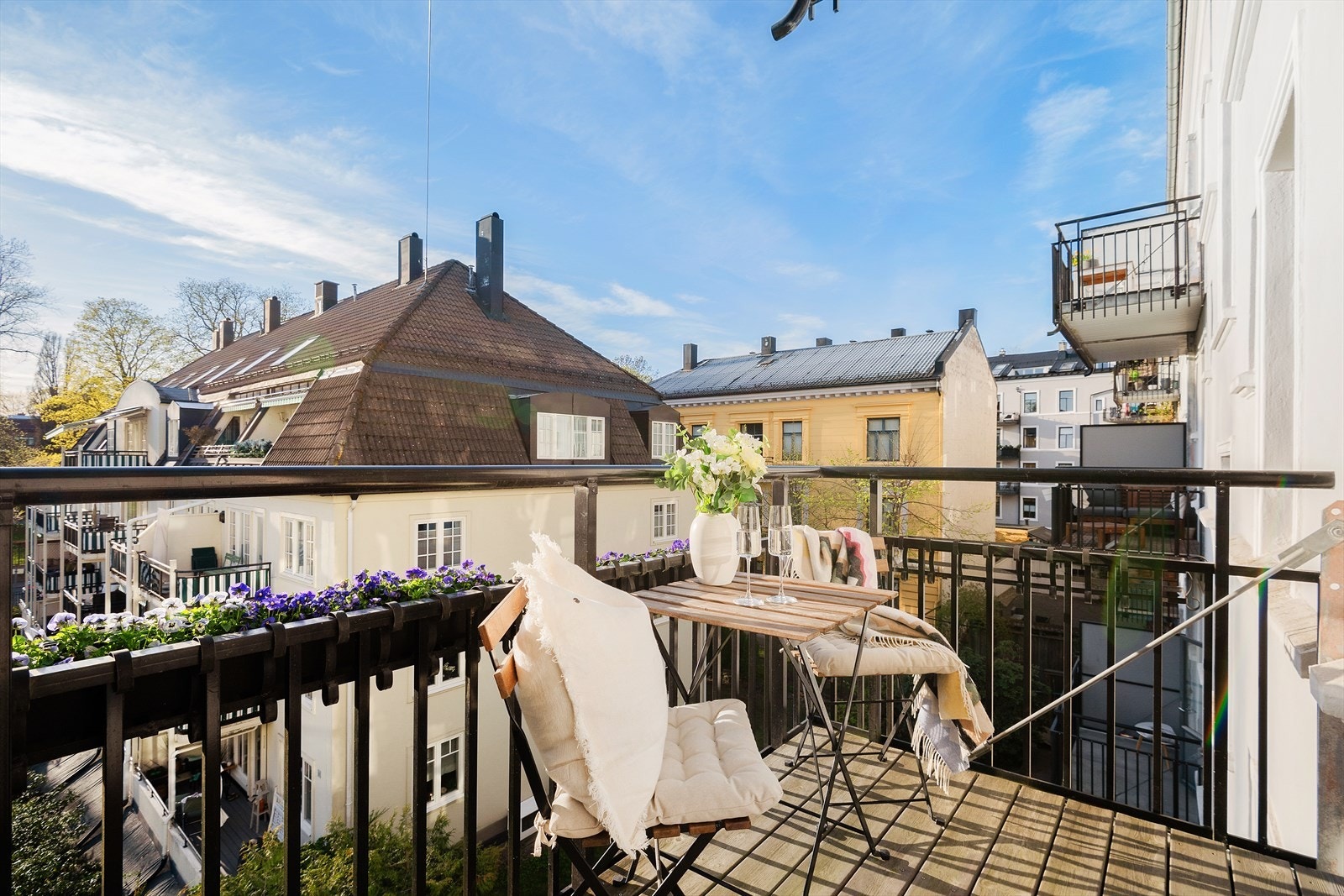 Vestvendt balkong på ca. 4 m² vendt mot lune og velstelte bakgårdsarealer. Galleribilde