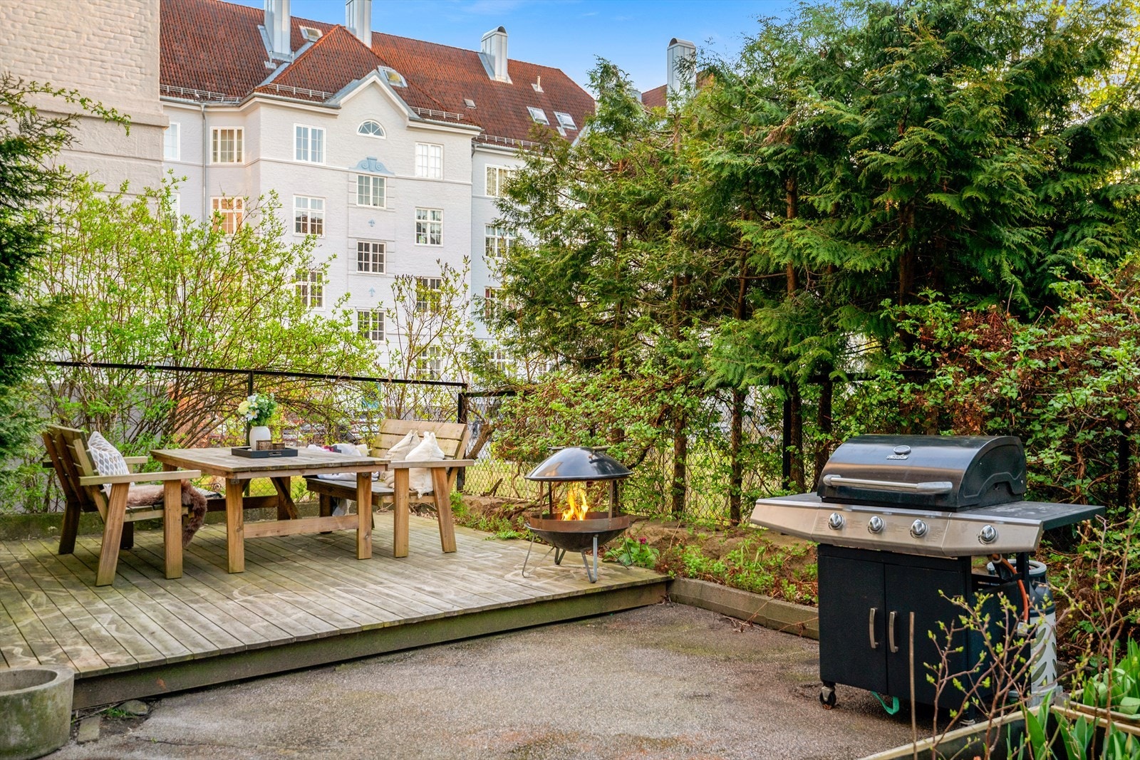 Pent opparbeidet felles uteområde med sittegrupper og grillmuligheter, perfekt for sosiale sammenkomster. Galleribilde