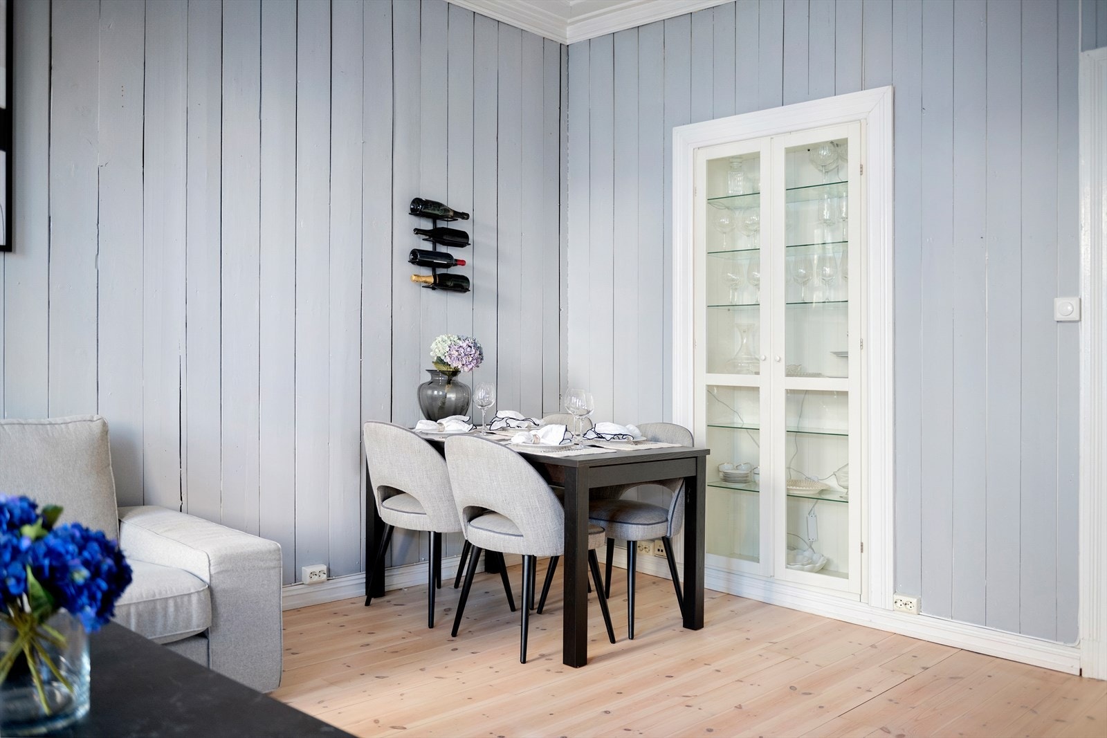Overflatene består av nyslipte originale gulv og malt panel på vegg. Sjarmerende, innbygget vitrineskap ved spisesone. Galleribilde