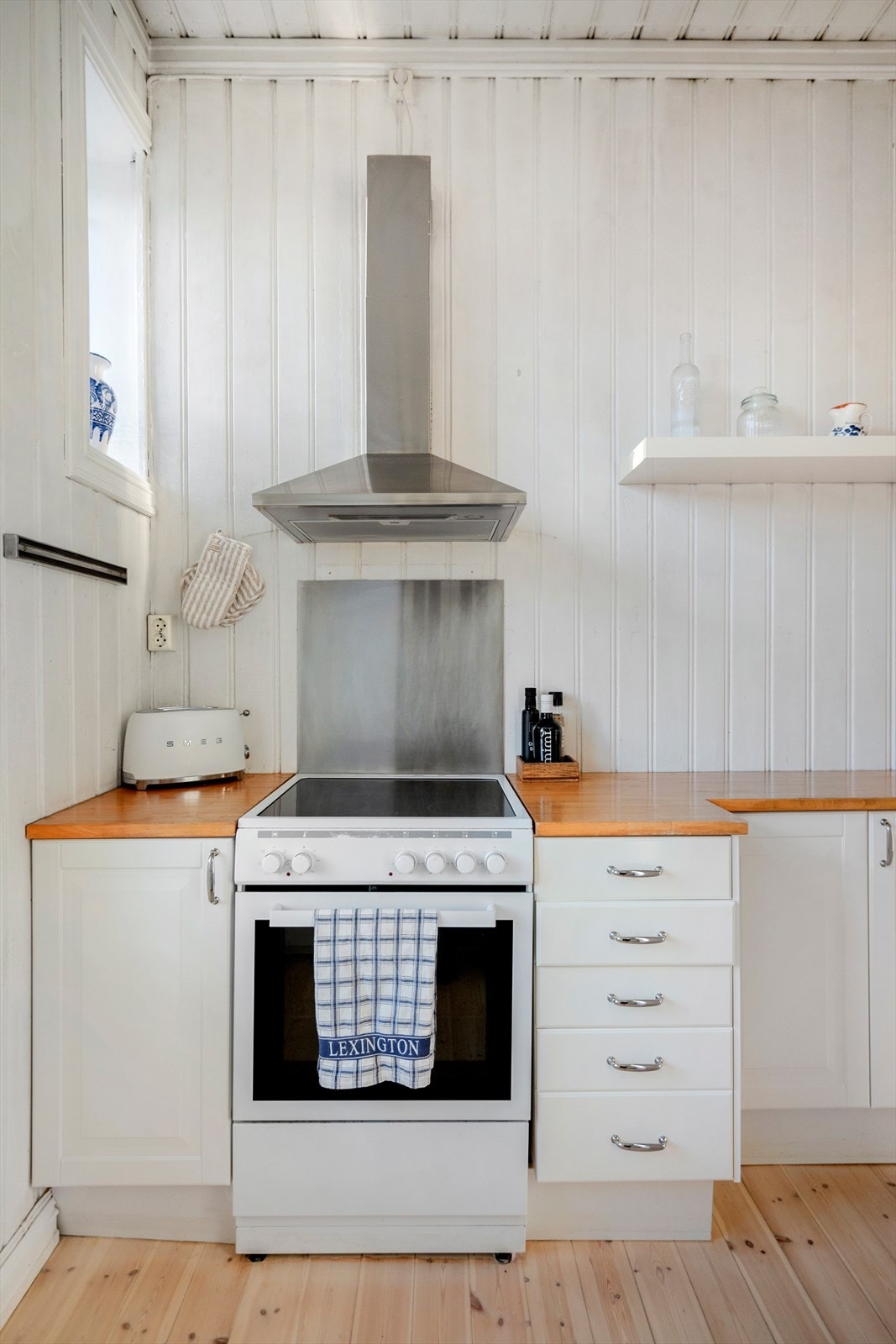 Kjøkkenet er utstyrt med kullfilterventilator og opplegg for oppvaskmaskin. Varmtvannsbereder er plassert i benkeskap. Hvitevarer medfølger. Galleribilde