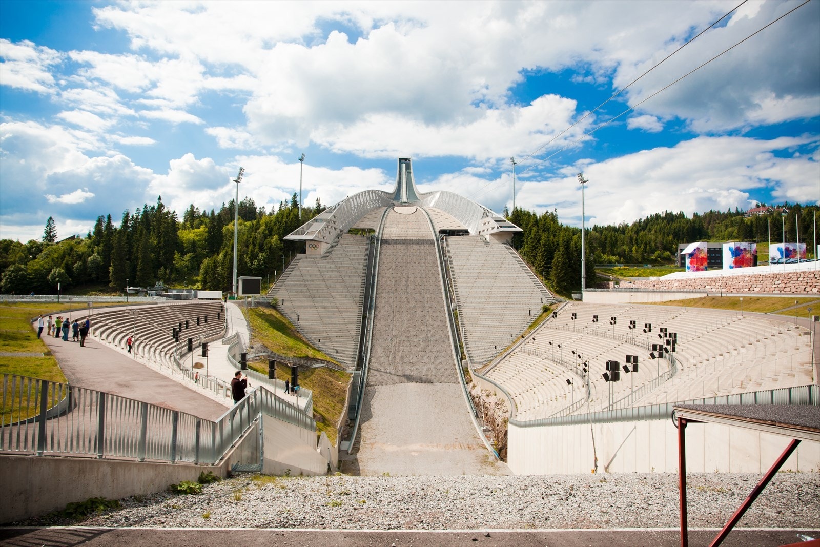 Holmenkollen byr på mye moro med klatrepark på sommeren samt alpinbakke på vinteren Galleribilde
