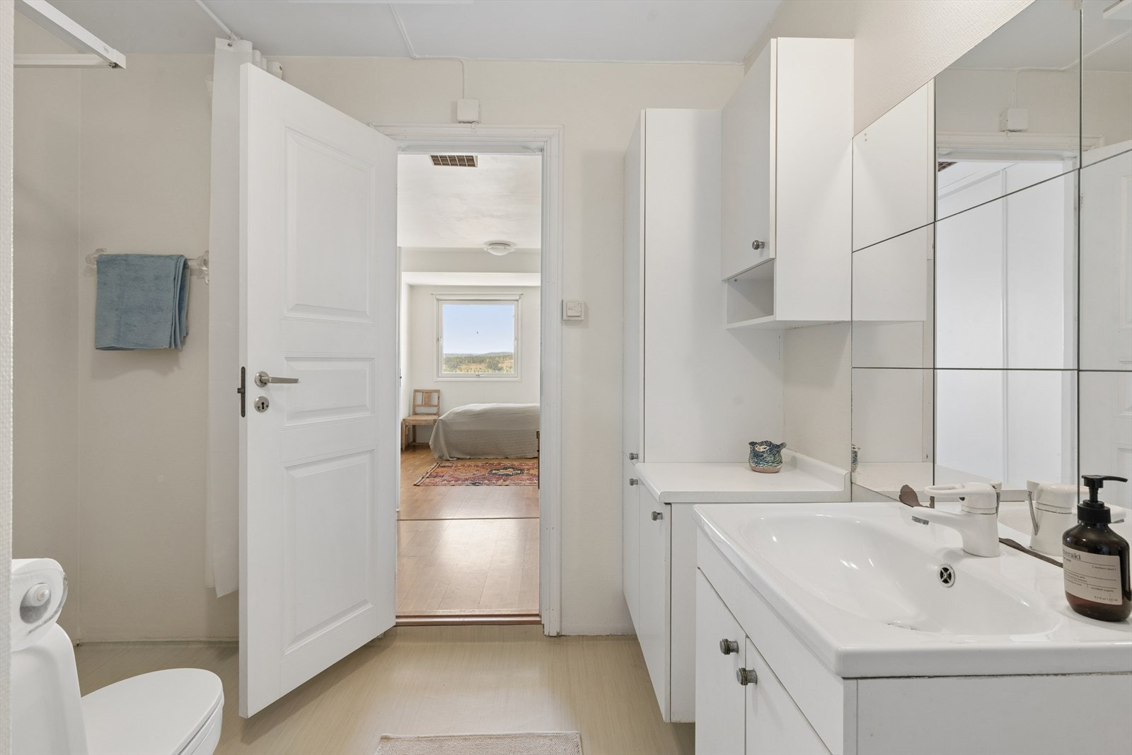 Direkte adkomst til baderom fra hovedsoverom Galleribilde