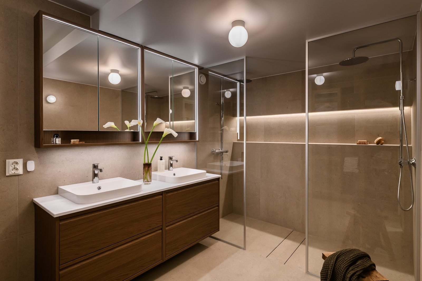 Smakfullt innredet hovedbad, nytt i 2026. Badet er romslig og elegant, med dobbel servant, stor dusjsone og gjennomtenkt belysning. Galleribilde