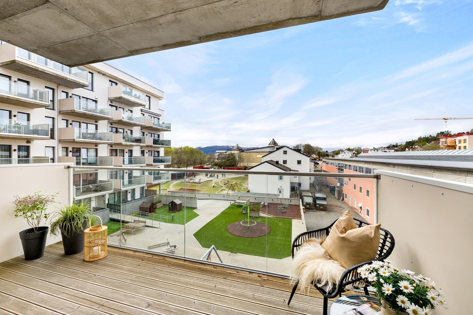 Utgang fra stue til vestvendt balkong på ca. 11 kvm Galleribilde