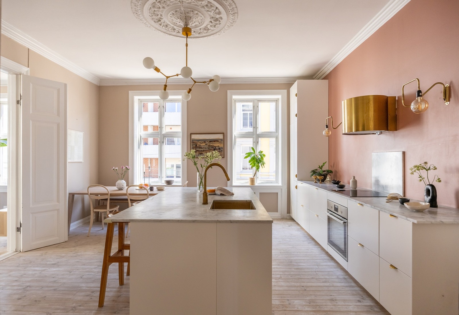 Leiligheten byr på flere gode kvaliteter med store vindusflater, effektiv planløsning og vestvendt balkong. Galleribilde