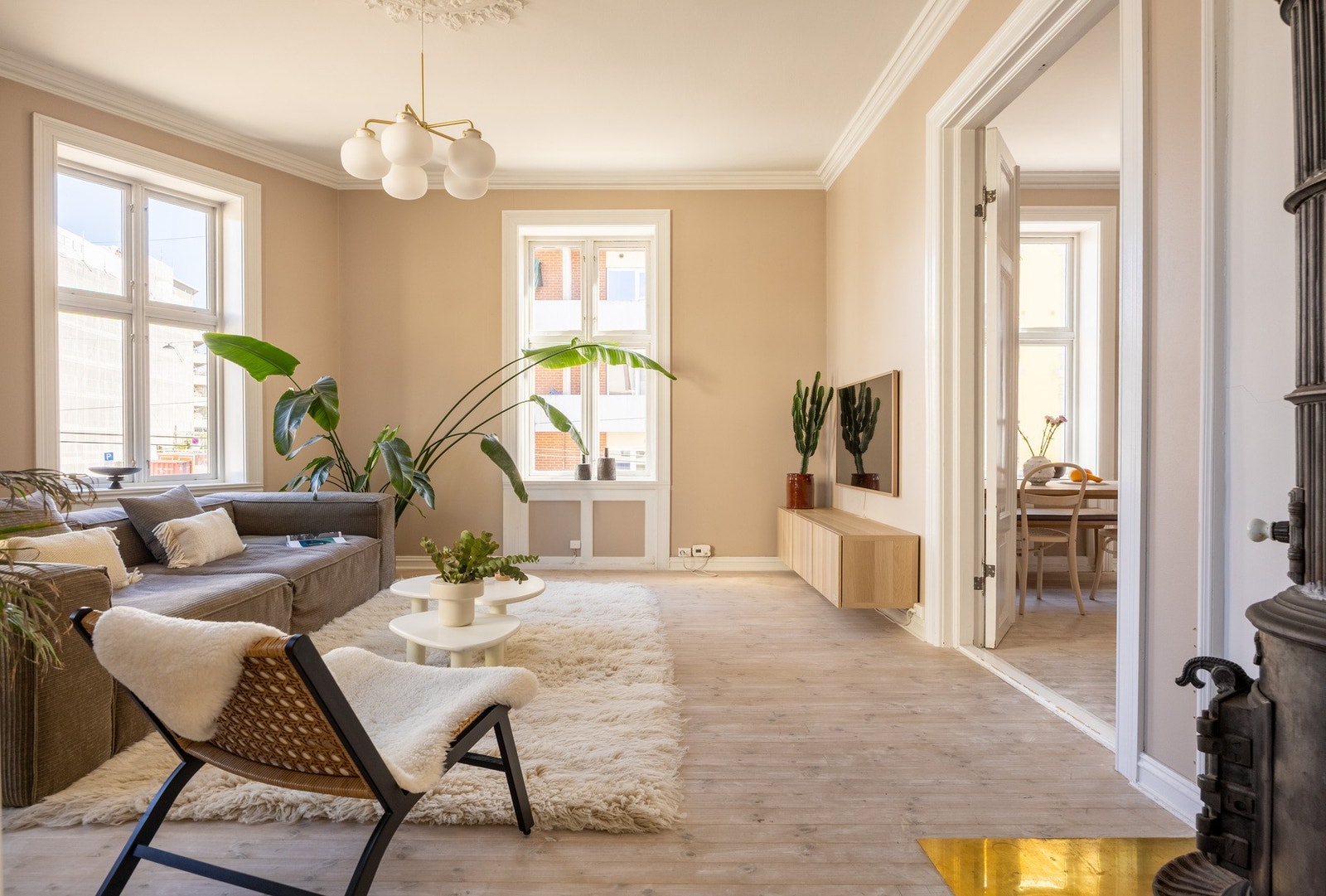 Lys, klassisk 4-roms hjørneleilighet med vestvendt balkong, svensk kakkelovn og høy standard. Galleribilde