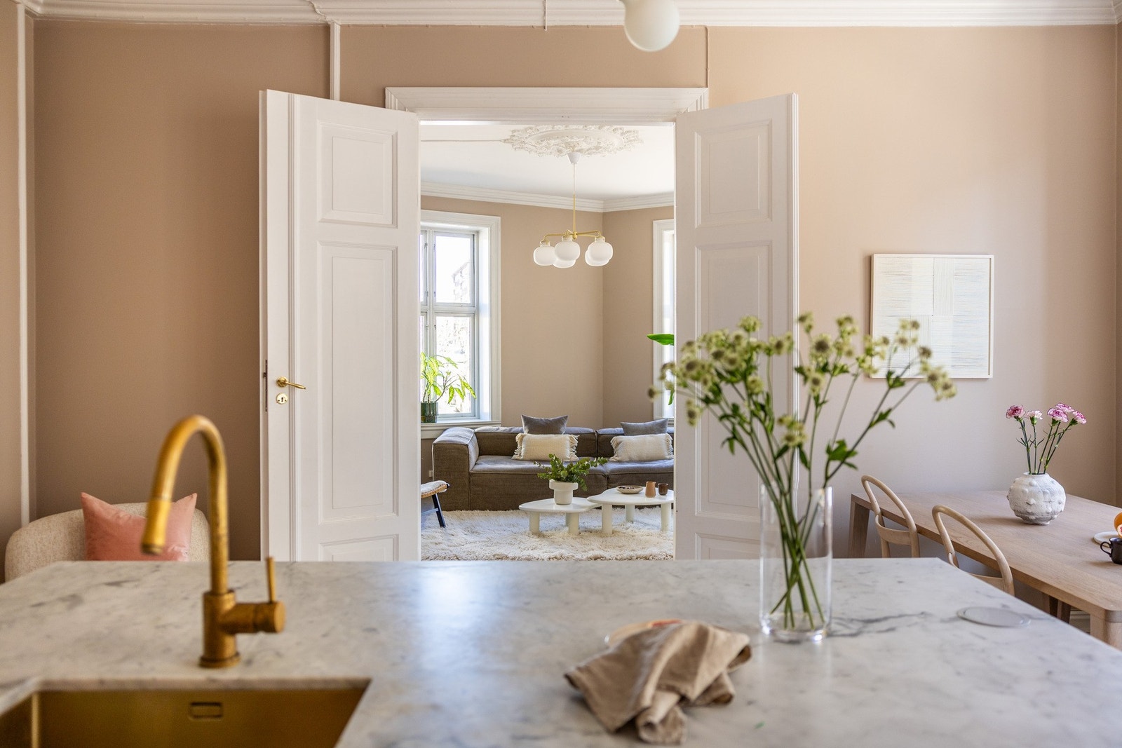 Luftig planløsning med separat stue og kjøkken, elegant adskilt med store, klassiske fløydører. Galleribilde