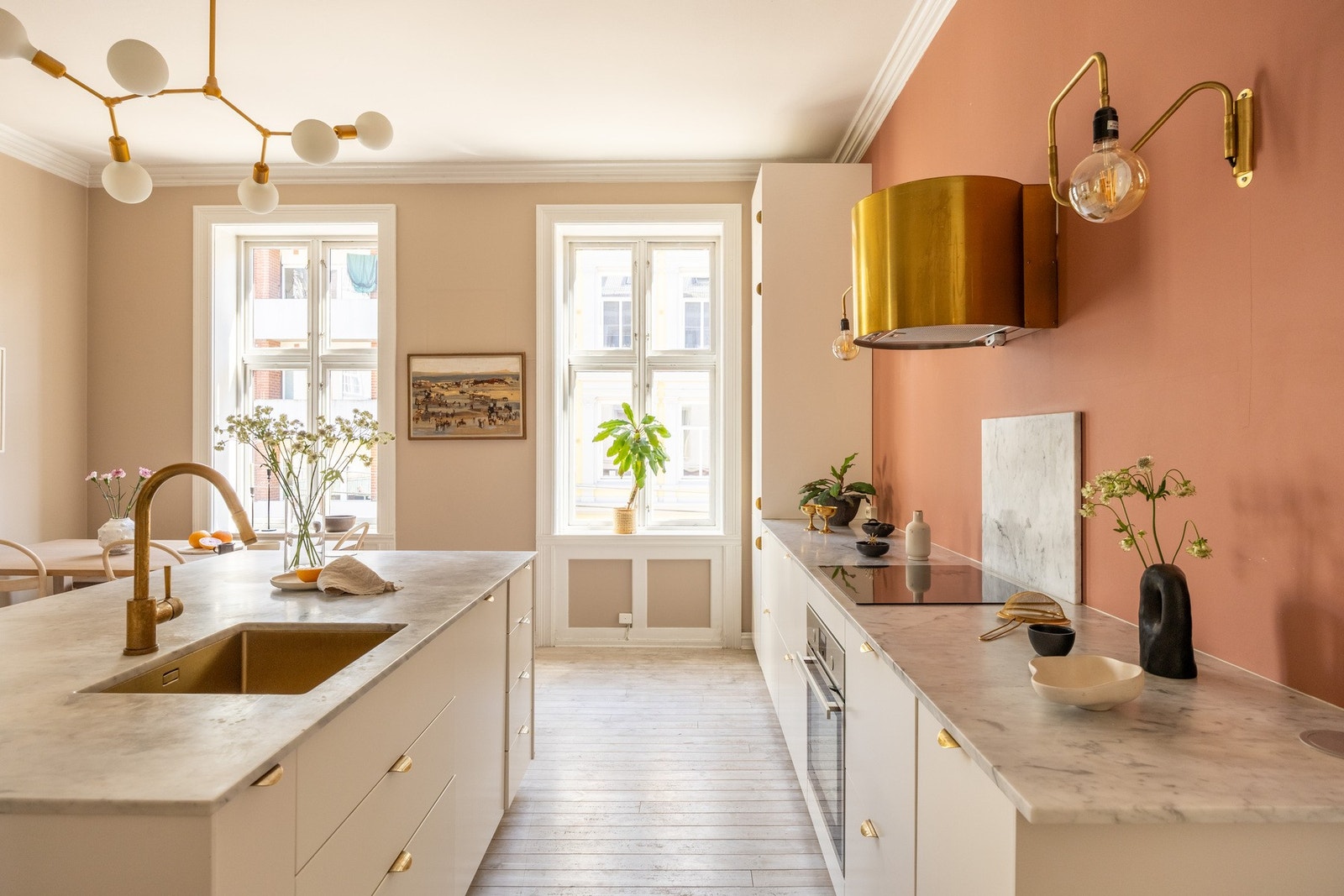 Sjarmerende uttrykk gjennom en perfekt kombinasjon av klassiske detaljer og moderne design. Galleribilde