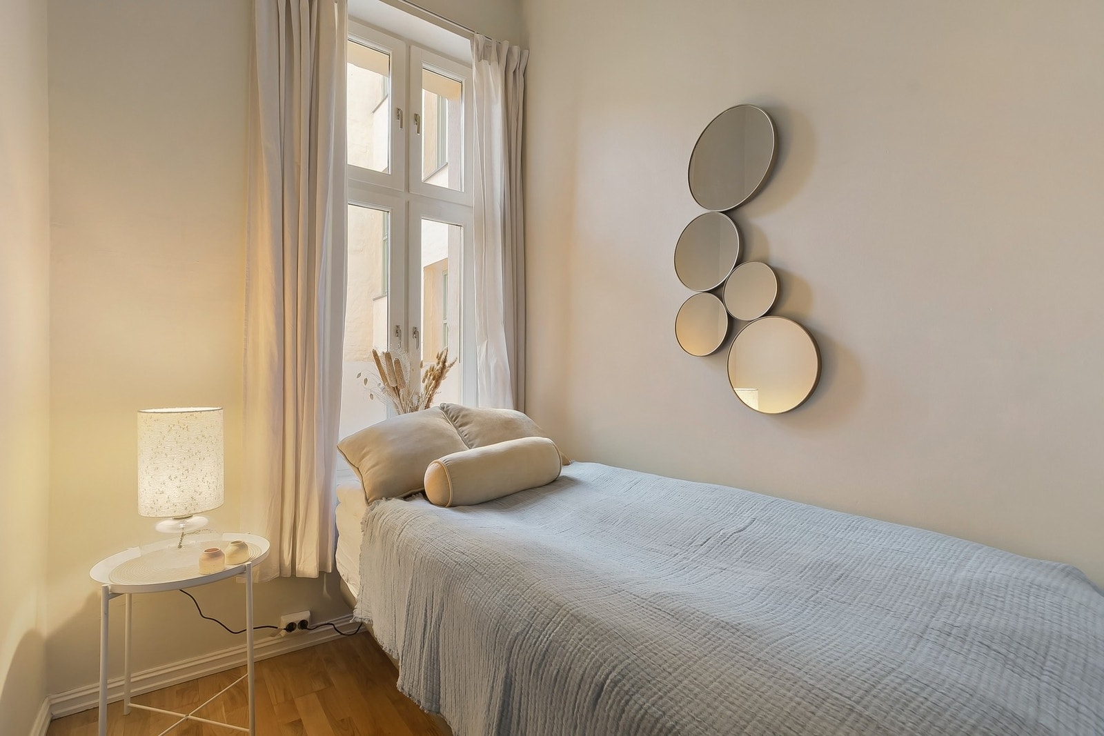 Soverom 2. Begge soverommene vender mot rolig bakgård. Galleribilde