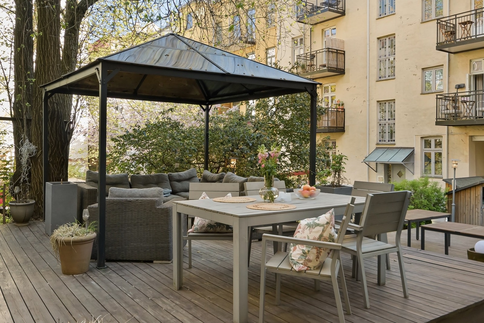 Bakgården er stor og romslig, og gir gode forhold for opphold og sosiale sammenkomster. Her er det satt ut en stor sittegruppe, samt bord, stoler, grill og paviljong.. Galleribilde
