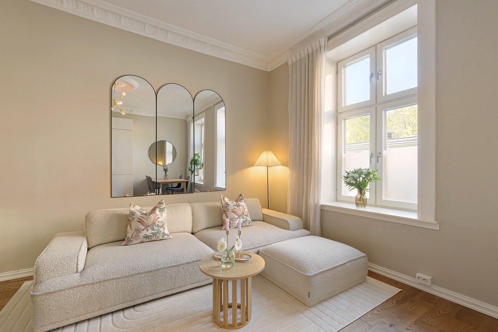 Stuen fremstår som lys og tiltalende med store vindusflater som slipper inn rikelig med naturlig lys. Galleribilde