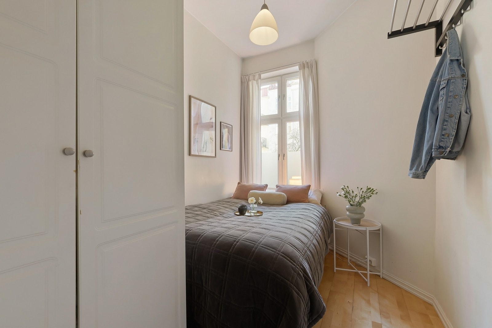 Soverom 1. Det første soverommet har plass til dobbeltseng, garderobeskap og øvrig møblement etter eget ønske. Galleribilde