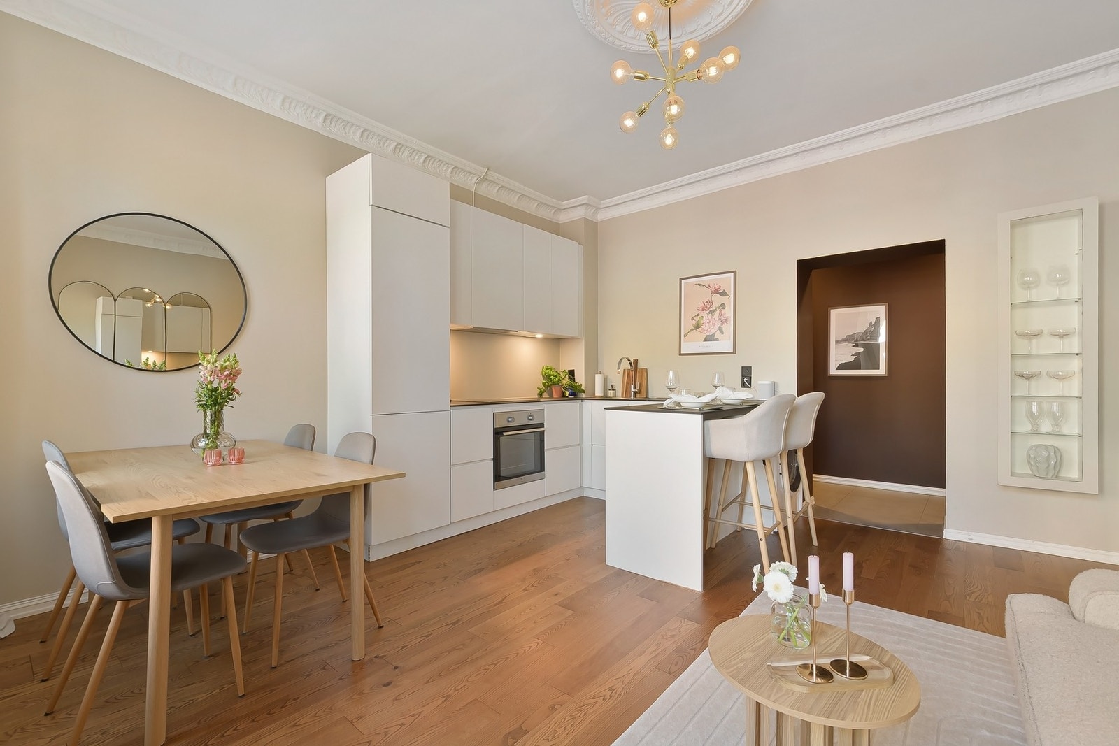 Planløsningen gir god plass til både sofagruppe, spisebord og øvrig møblement. Galleribilde