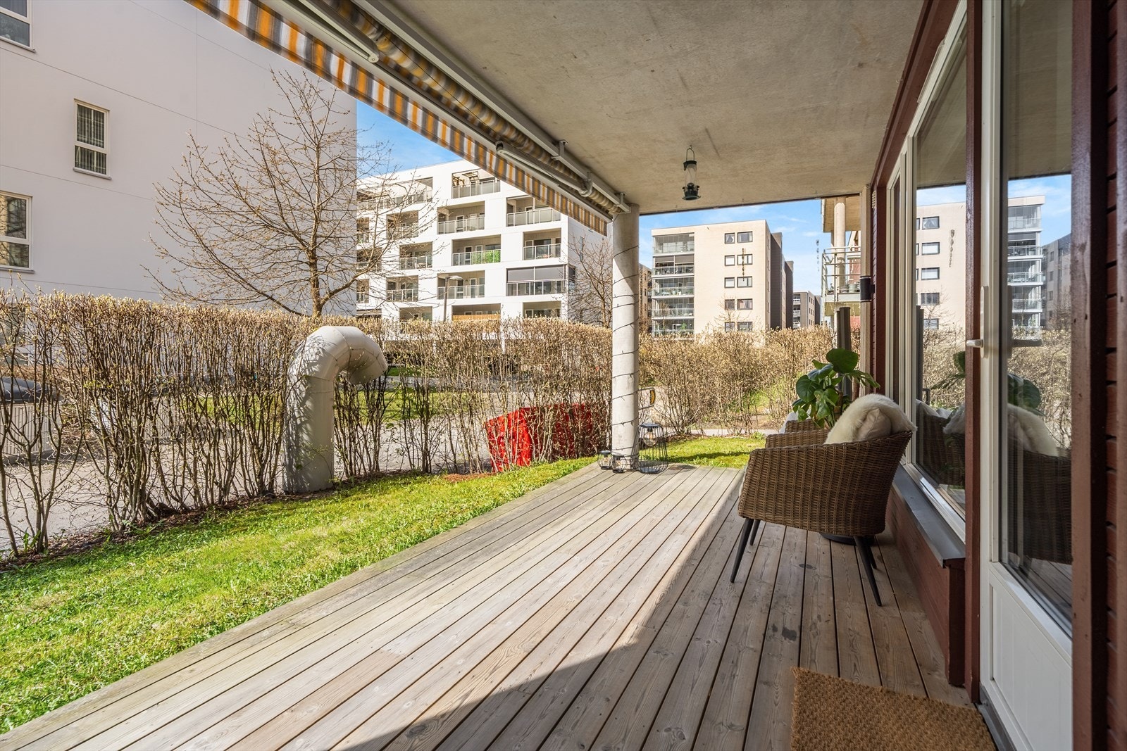 Fra stuen er det utgang til en vestvendt markterrasse på ca. 14 m², med ettermiddags- og kveldssol. Terrassen har strømuttak, belysning og tilhørende utebod på ca. 3 m². Galleribilde