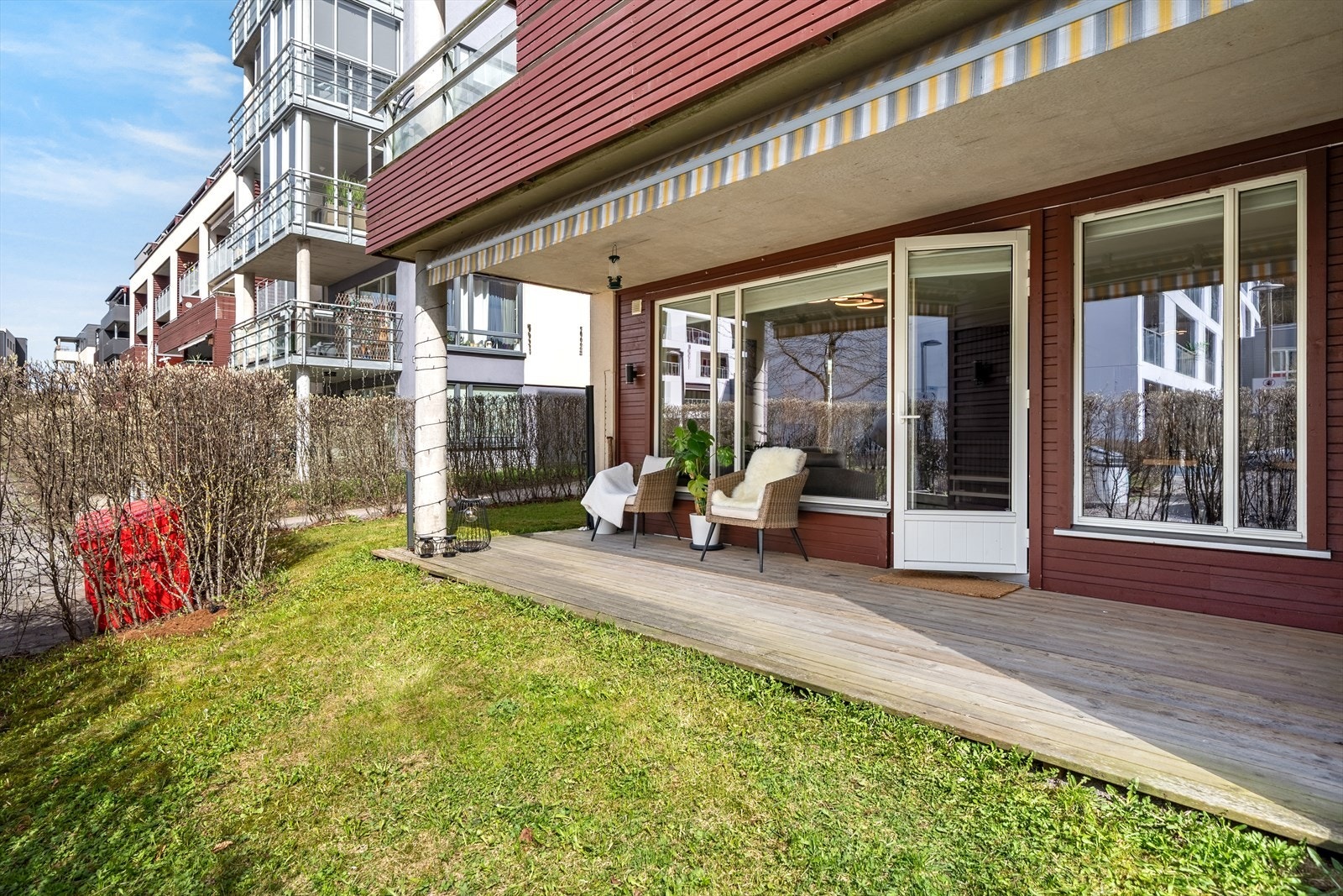 Vestvendt markterrasse på ca. 14 m², med ettermiddags- og kveldssol. Galleribilde