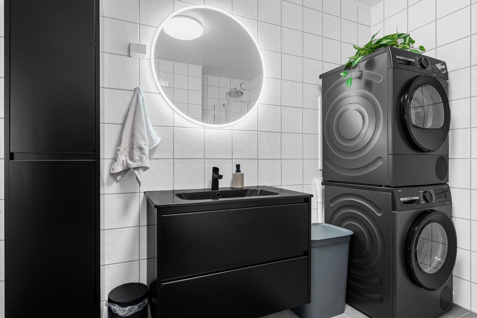 Flott flislagt bad fra byggeår (2008) med varmekabler i gulv. Badet er innredet med dusjvegger, servant med underskap, speil med lys, veggskap, toalett og opplegg for vaskemaskin. Galleribilde