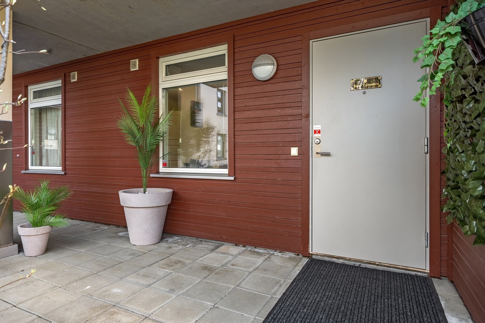 Det er trappefri adkomst til leiligheten, via eget, hellebelagt inngangsparti. Galleribilde