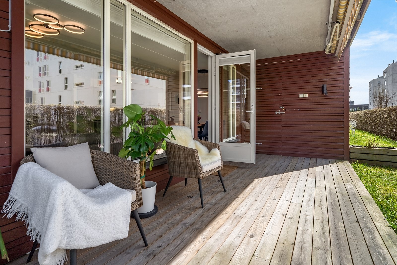 Fra stuen er det utgang til en vestvendt markterrasse på ca. 14 m², med ettermiddags- og kveldssol. Terrassen har strømuttak, belysning og tilhørende utebod på ca. 3 m². Galleribilde