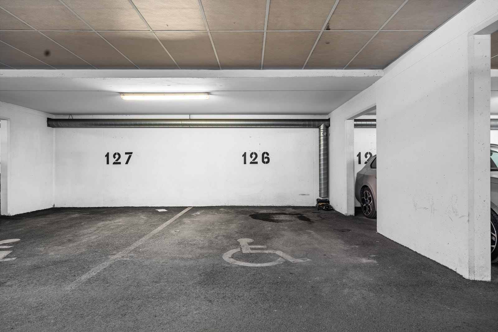 Det følger garasjeplass med leiligheten. Galleribilde