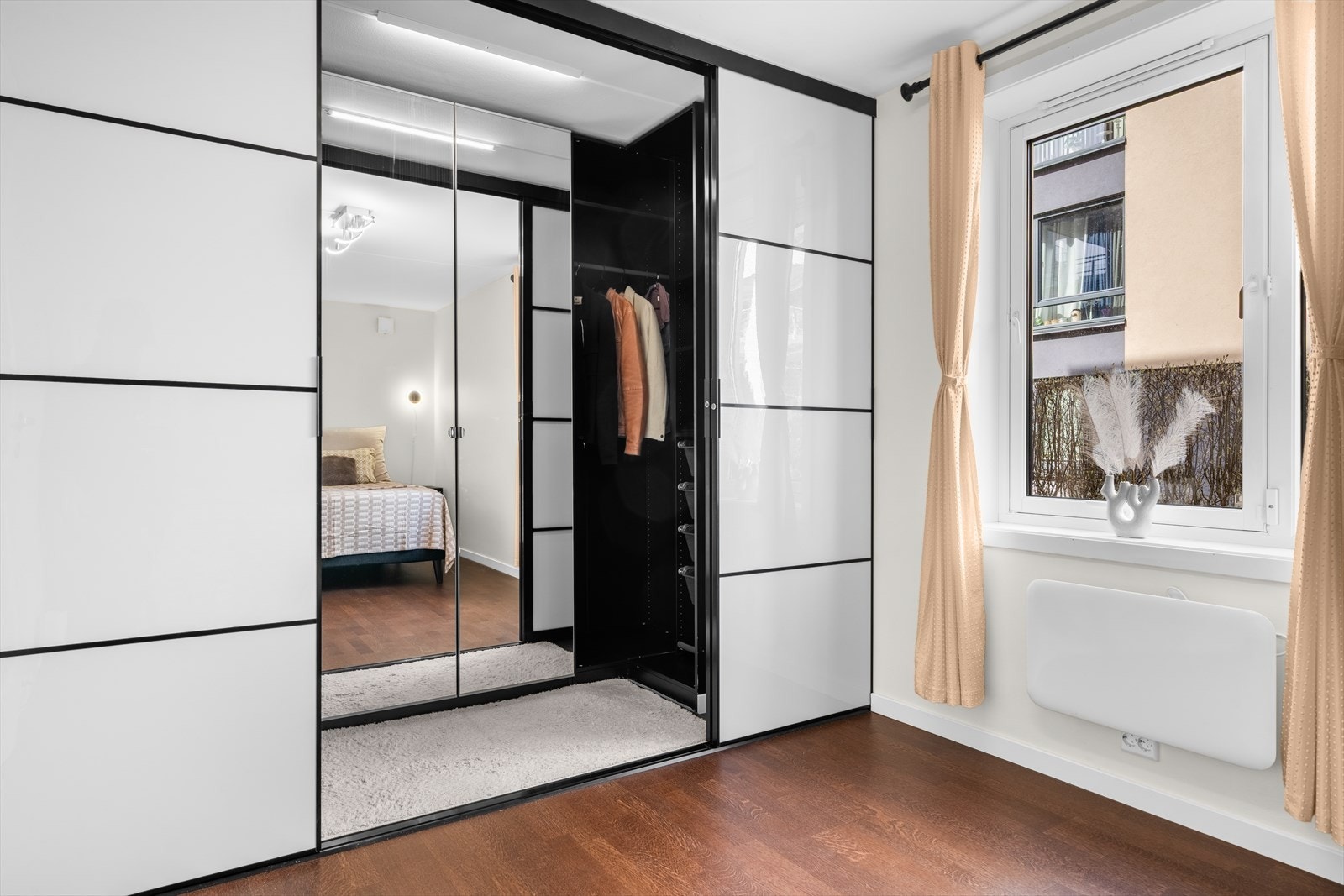Soverom 1 med tilhørende walk-in closet. Galleribilde