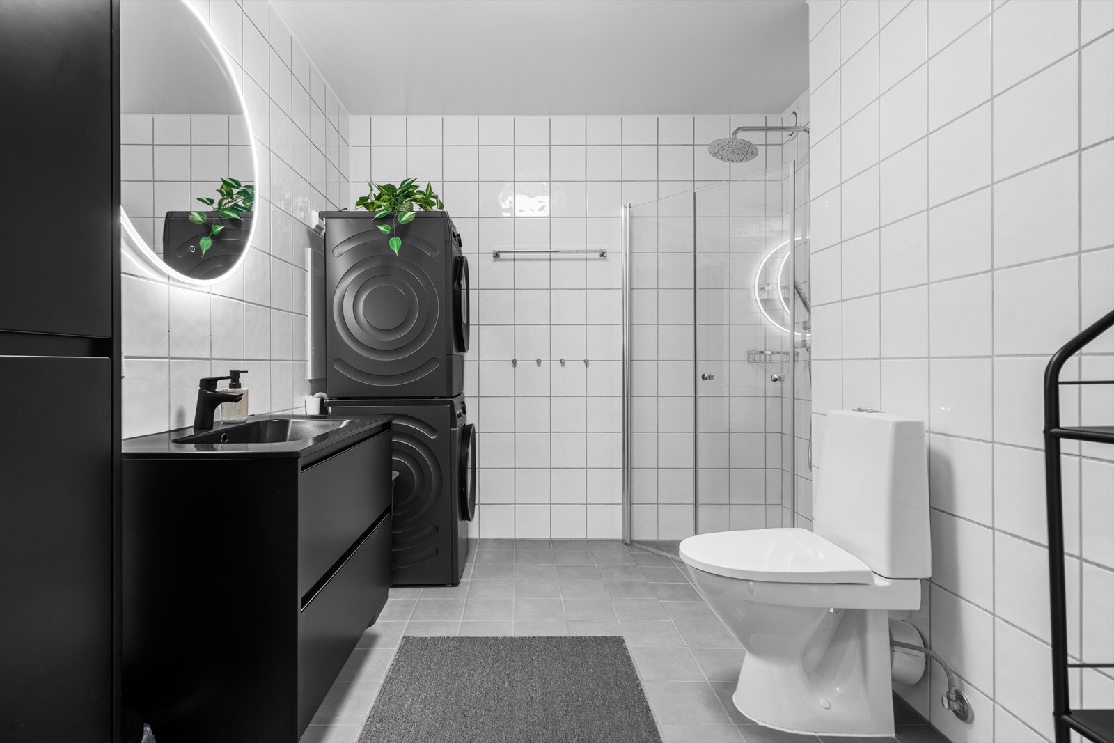Flott flislagt bad fra byggeår (2008) med varmekabler i gulv. Badet er innredet med dusjvegger, servant med underskap, speil med lys, veggskap, toalett og opplegg for vaskemaskin. Galleribilde