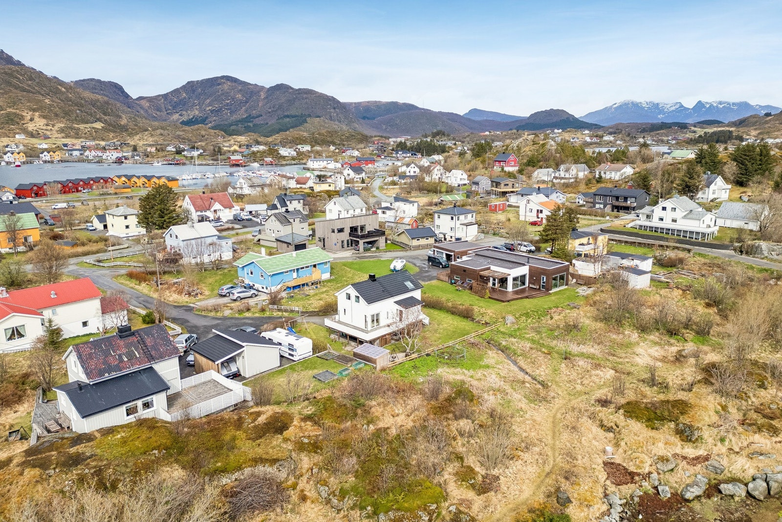 Eiendommen ligger meget pent til, i rolige, barnevennlige og sentrale omgivelser. Galleribilde