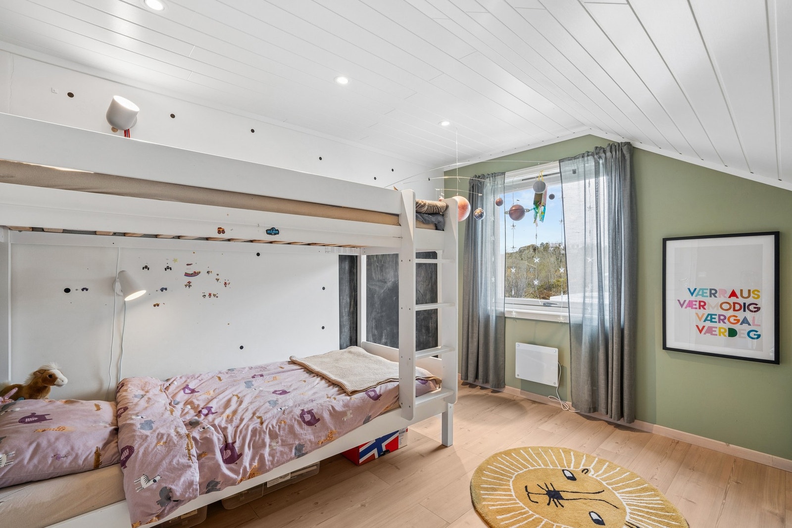 Alle rommene har nyere og pent gulv, nyere vinduer og downlights i himling. Galleribilde