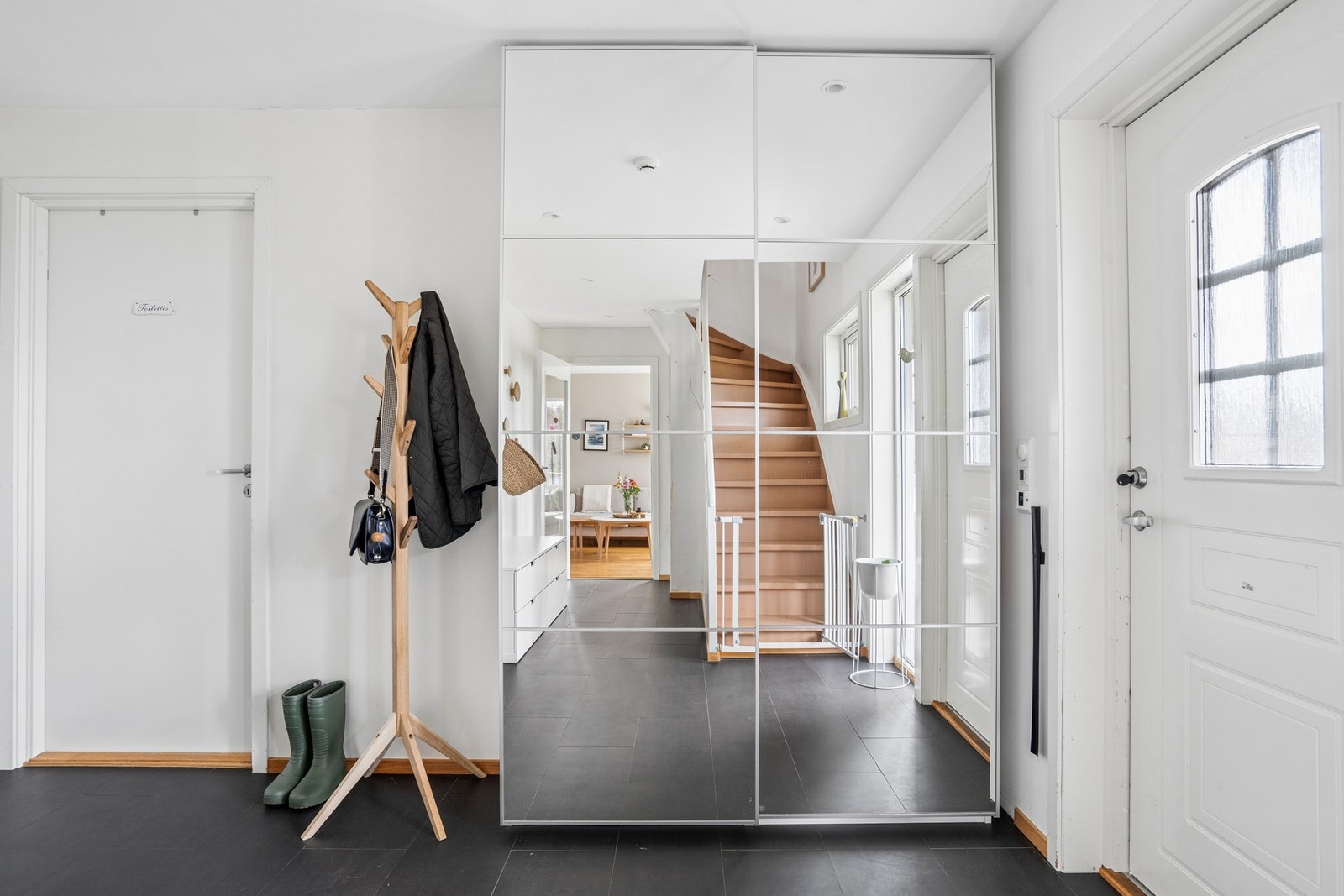 Gangen leder inn til øvrige rom i etasjen, samt trapp opp til boligens loftsetasje. Galleribilde
