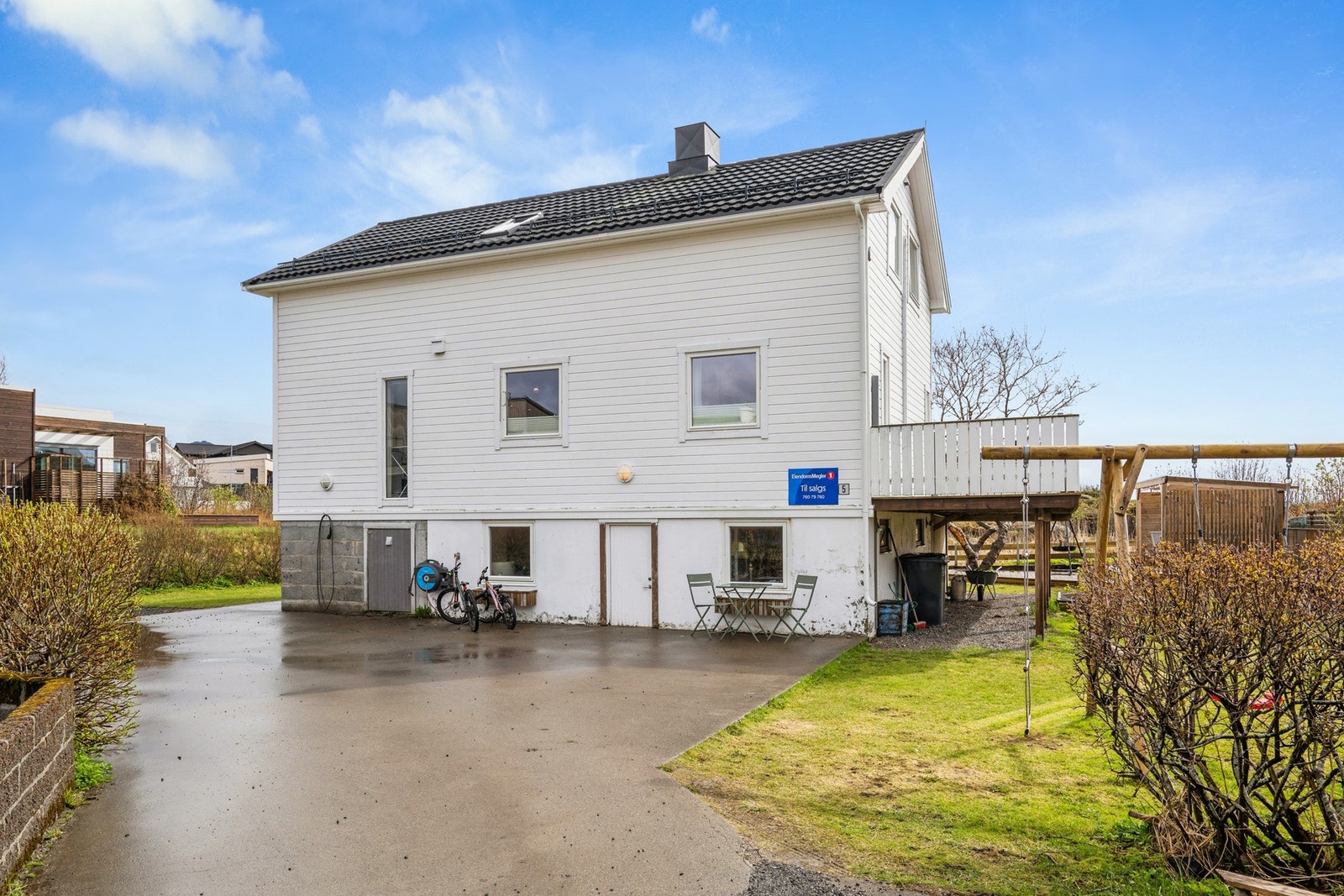 Det er rikelig med parkeringsplass på eiendommens gårdsplass. Galleribilde