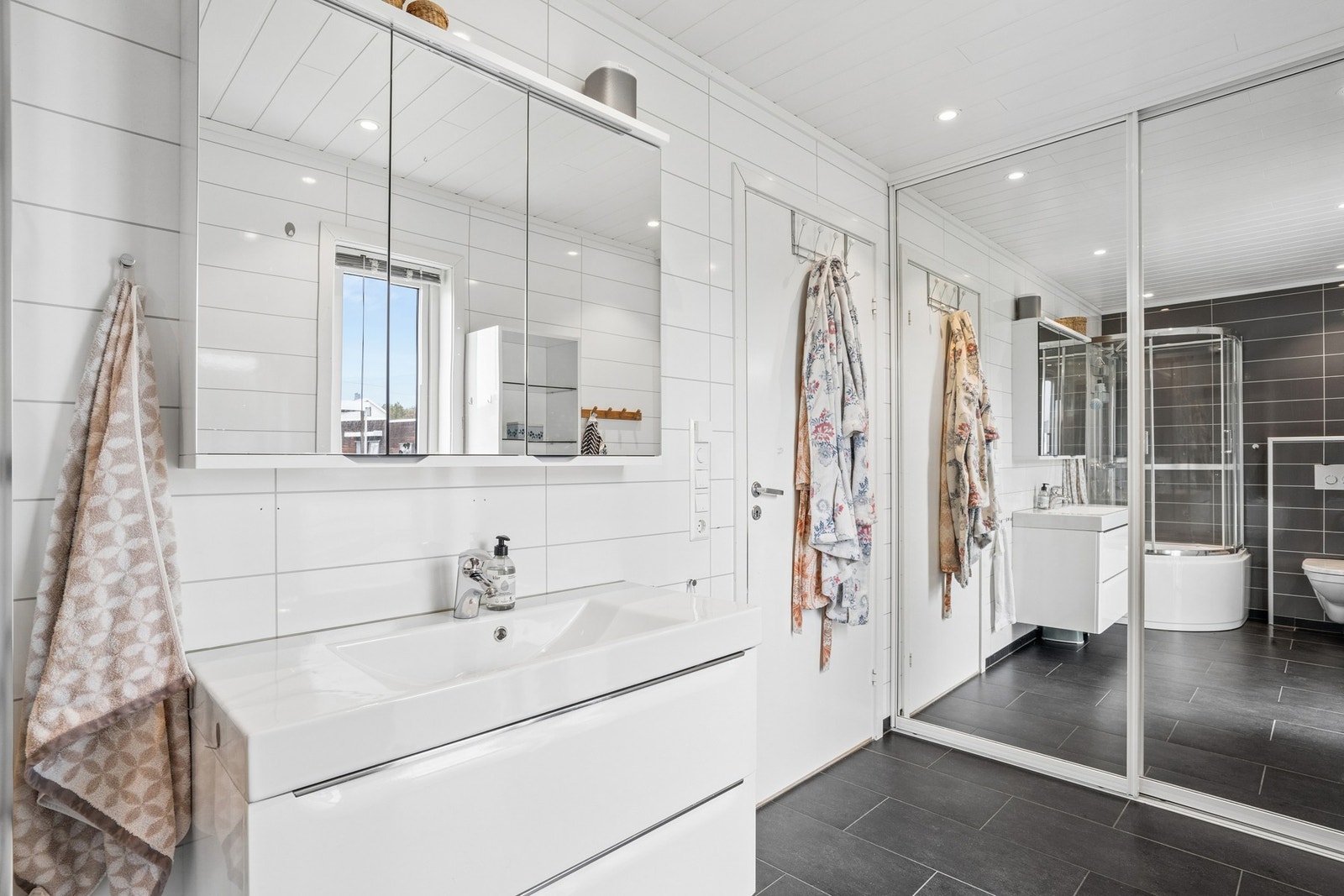 Badet har skyvedørsgarderobe med åpning fra vaskerommet, som ligger vegg i vegg. Galleribilde