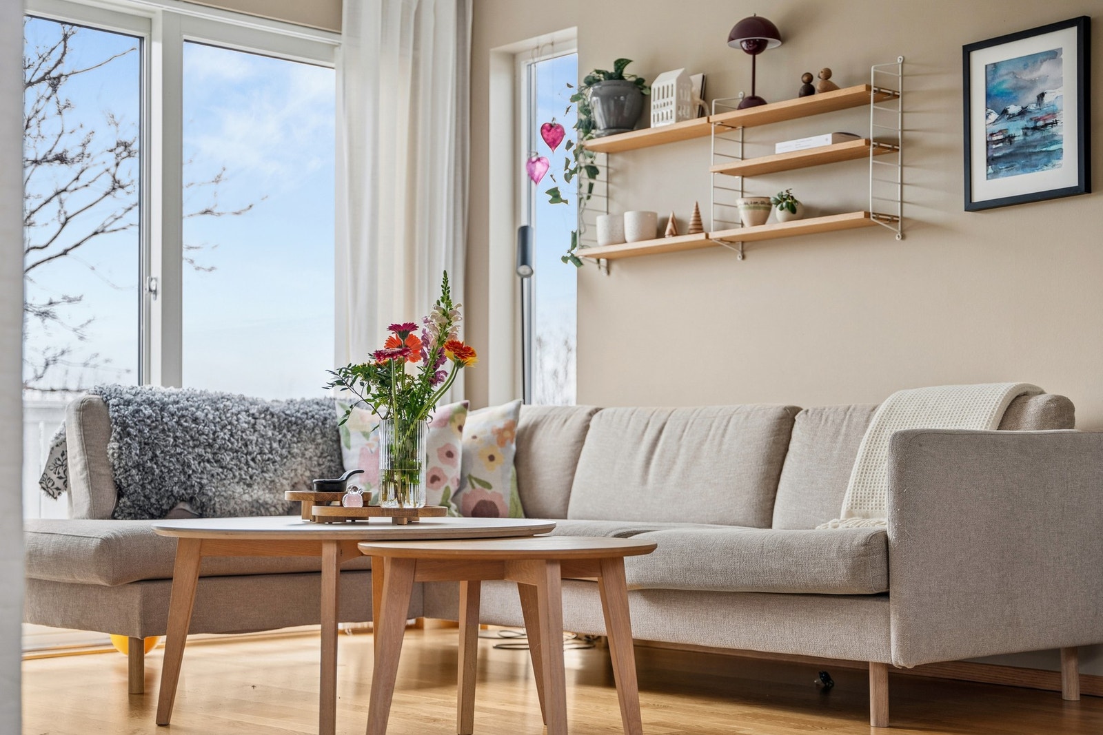 Fra stuen kan man gjennom skyvedør, ta seg ut til boligens fantastiske uteplass. Galleribilde