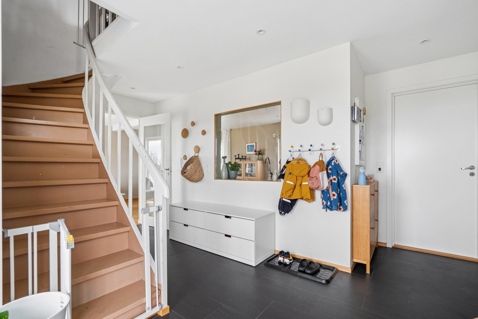 Velkommen inn! Boligen entres på hovedplan, i en romslig gang med skyvedørsgarderobe, gulvvarme og downlights i himling. Galleribilde