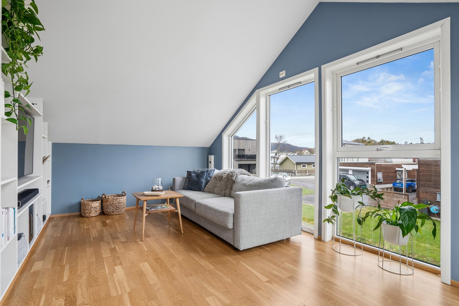 Boligen innehar en praktisk planløsning, med stue og kjøkken på hovedplan. Samt stue og tre rom innredet som soverom, på loft. Galleribilde