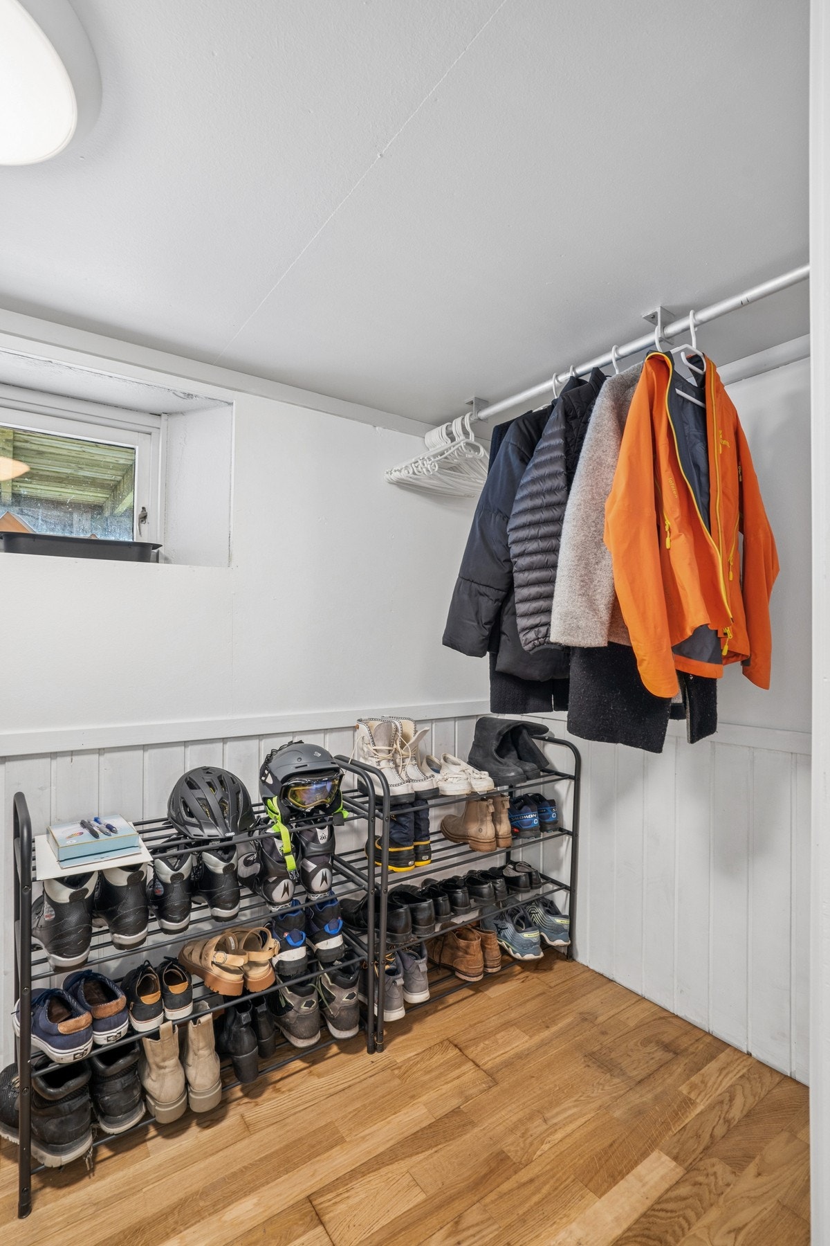 Underetasjen byr på mye oppbevaringsplass! Galleribilde