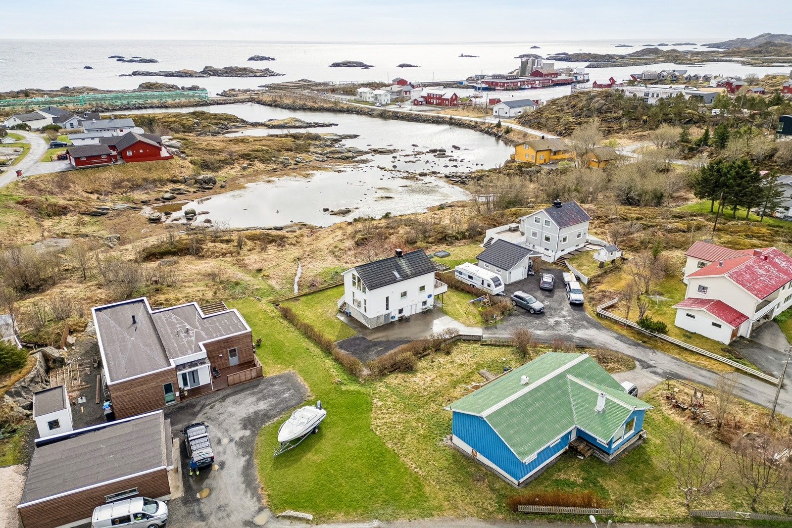 En velholdt og familievennlig enebolig, fordelt over tre plan. Boligen ble i 2013 utvidet, med blant annet romslig baderom, vaskerom og en ekstra stue. Galleribilde