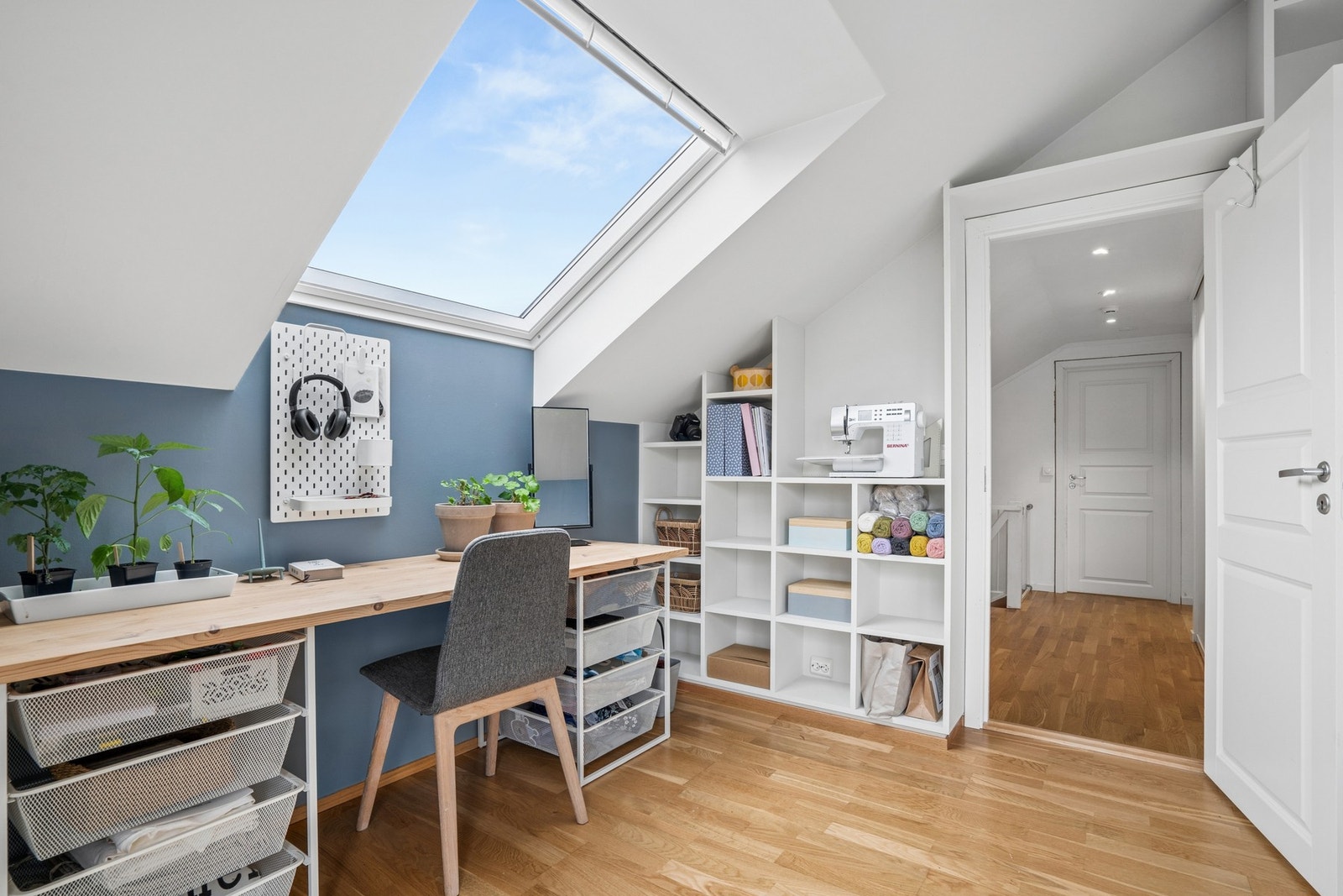 Plassen under takvinduet kan benyttes som det perfekte hjemmekontoret! Galleribilde