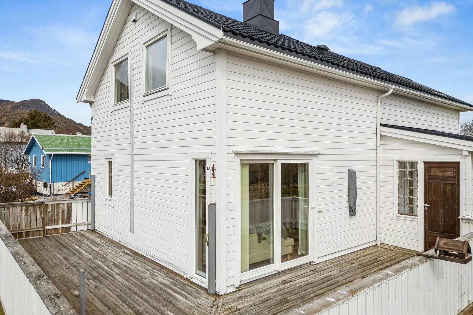Eiendommen byr på et herlig uteområde, bestående av terrasse og stor hage! Galleribilde