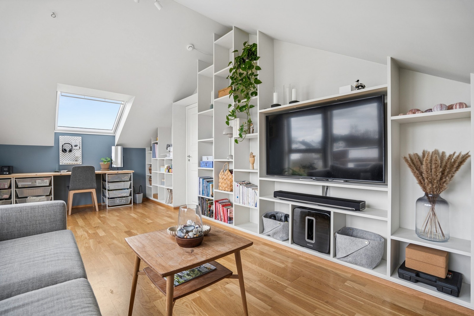 Meget flott og lys stue i boligens 2. etasje. Galleribilde