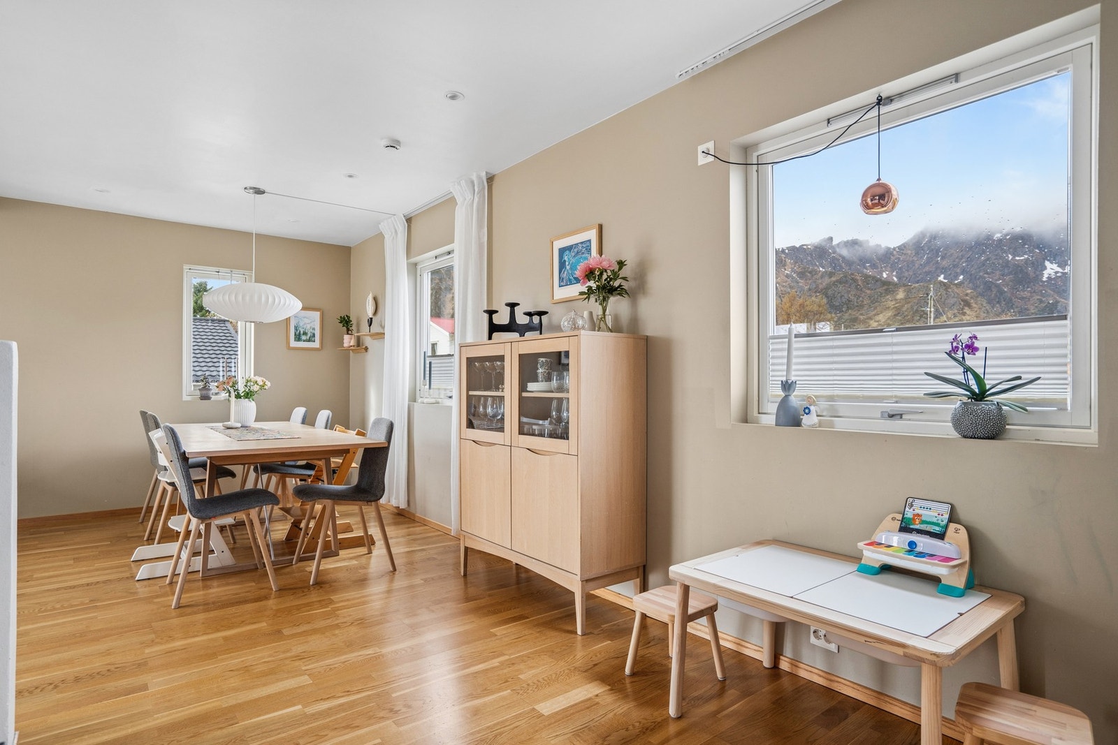 Skulle man ha behov for flere sosiale sittesoner i stuen, har man mulighet for spisebord inne i kjøkkenområdet. Galleribilde