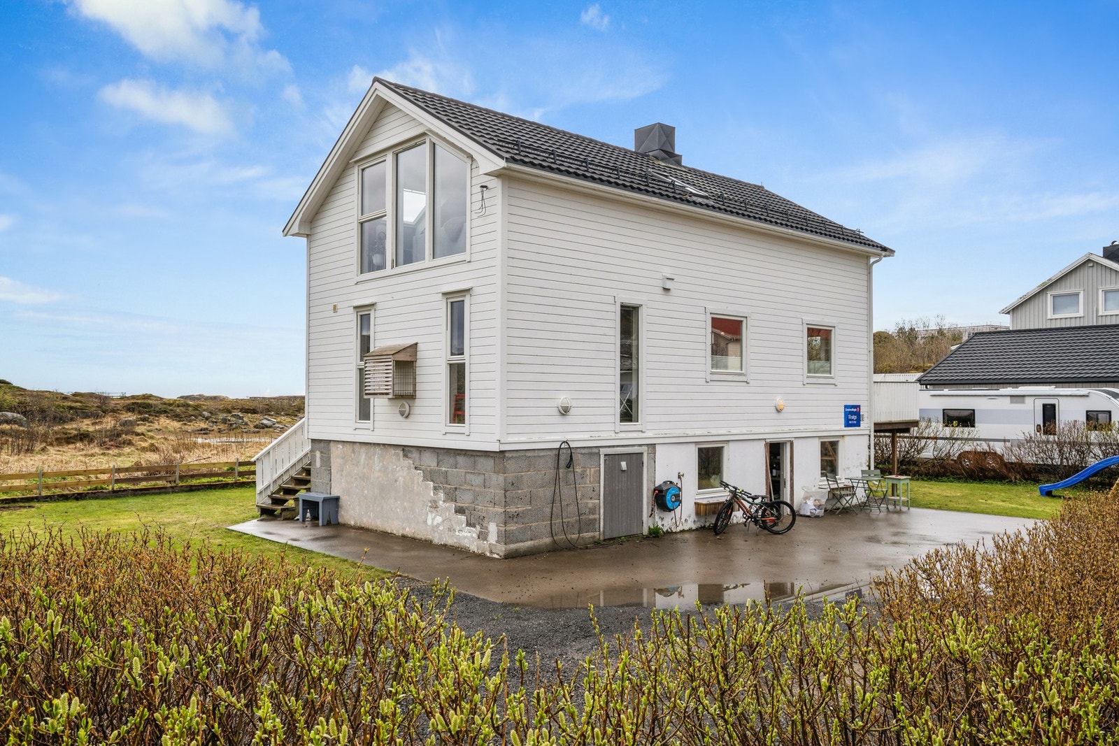 Taktekket, de fleste vinduer og bordkledning er fra 2013. Galleribilde