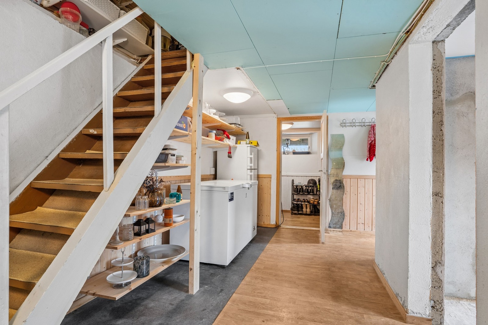 Underetasjen har adkomst via egen inngang, eller via trapp fra boligens hovedetasje. Galleribilde