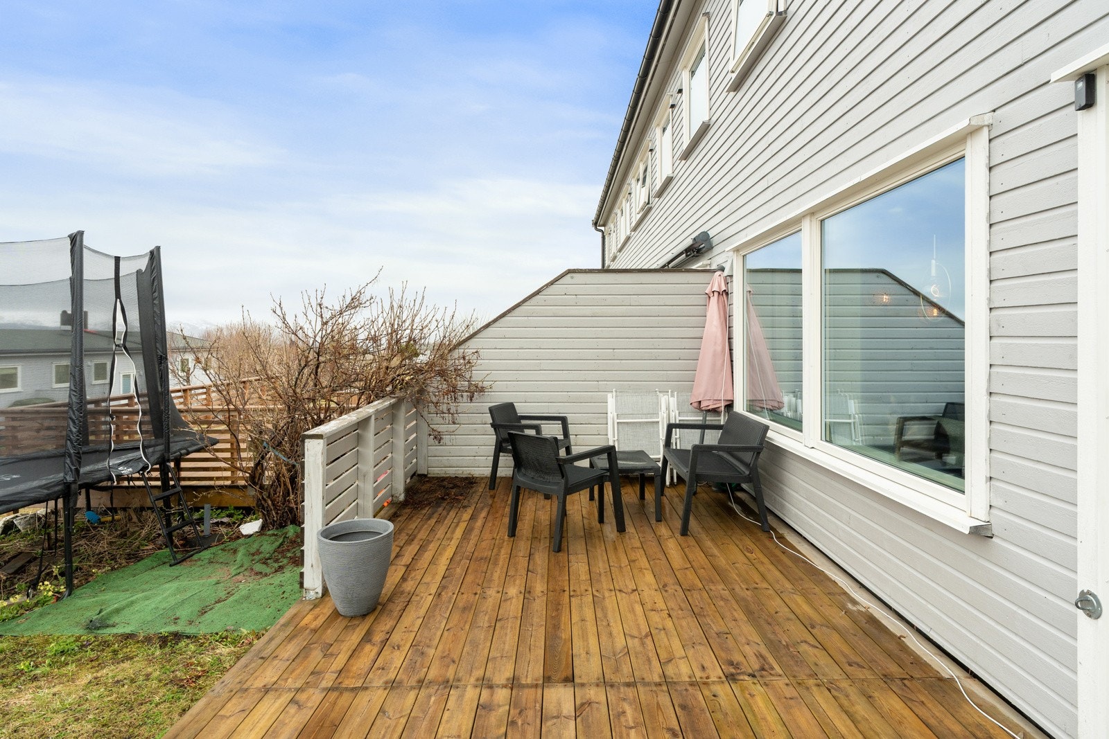 Fra stuen er det utgang til vestvendt terrasse. Galleribilde
