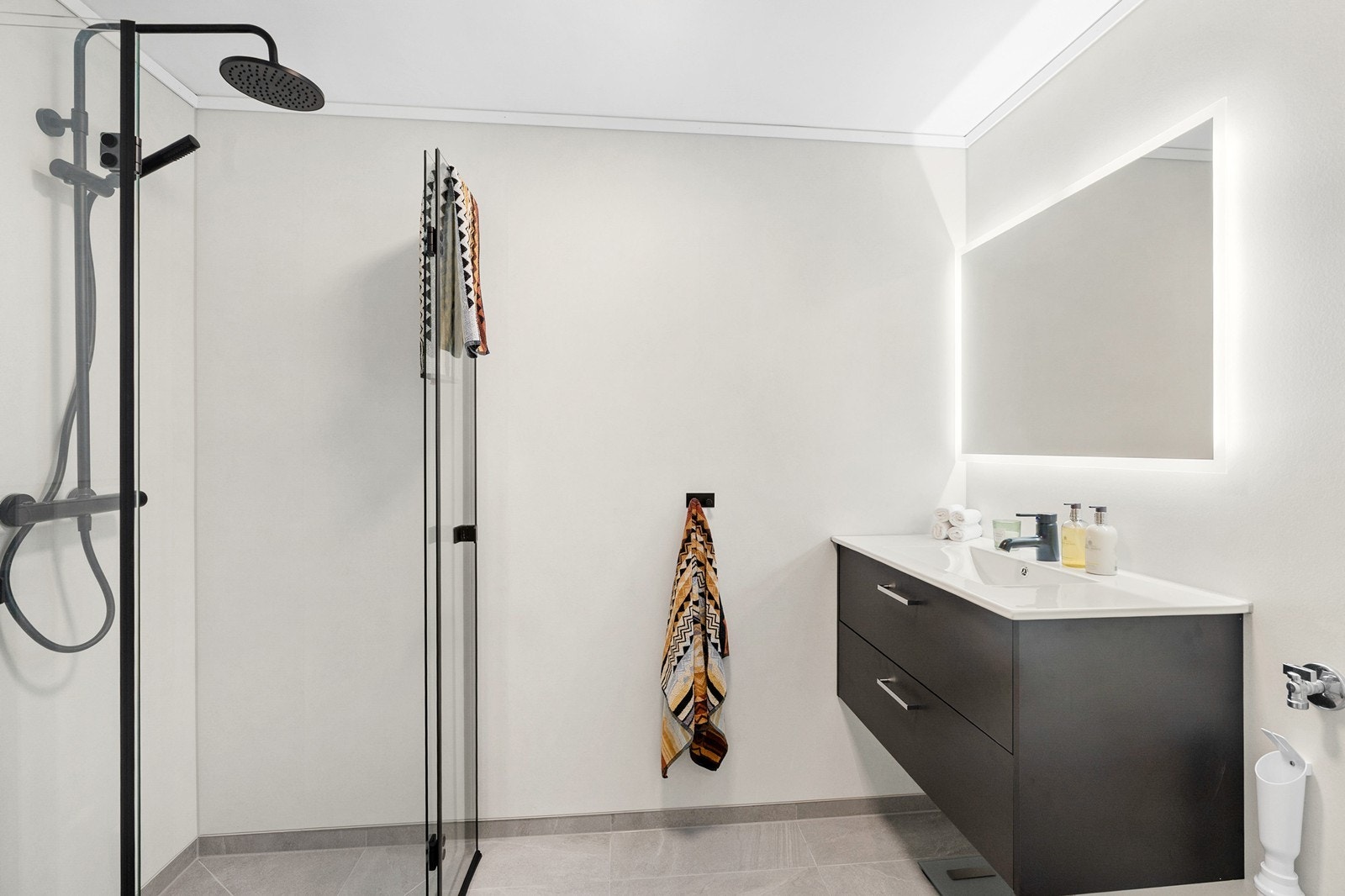 Badet har baderomsplater på vegger og fliser på gulv. Galleribilde