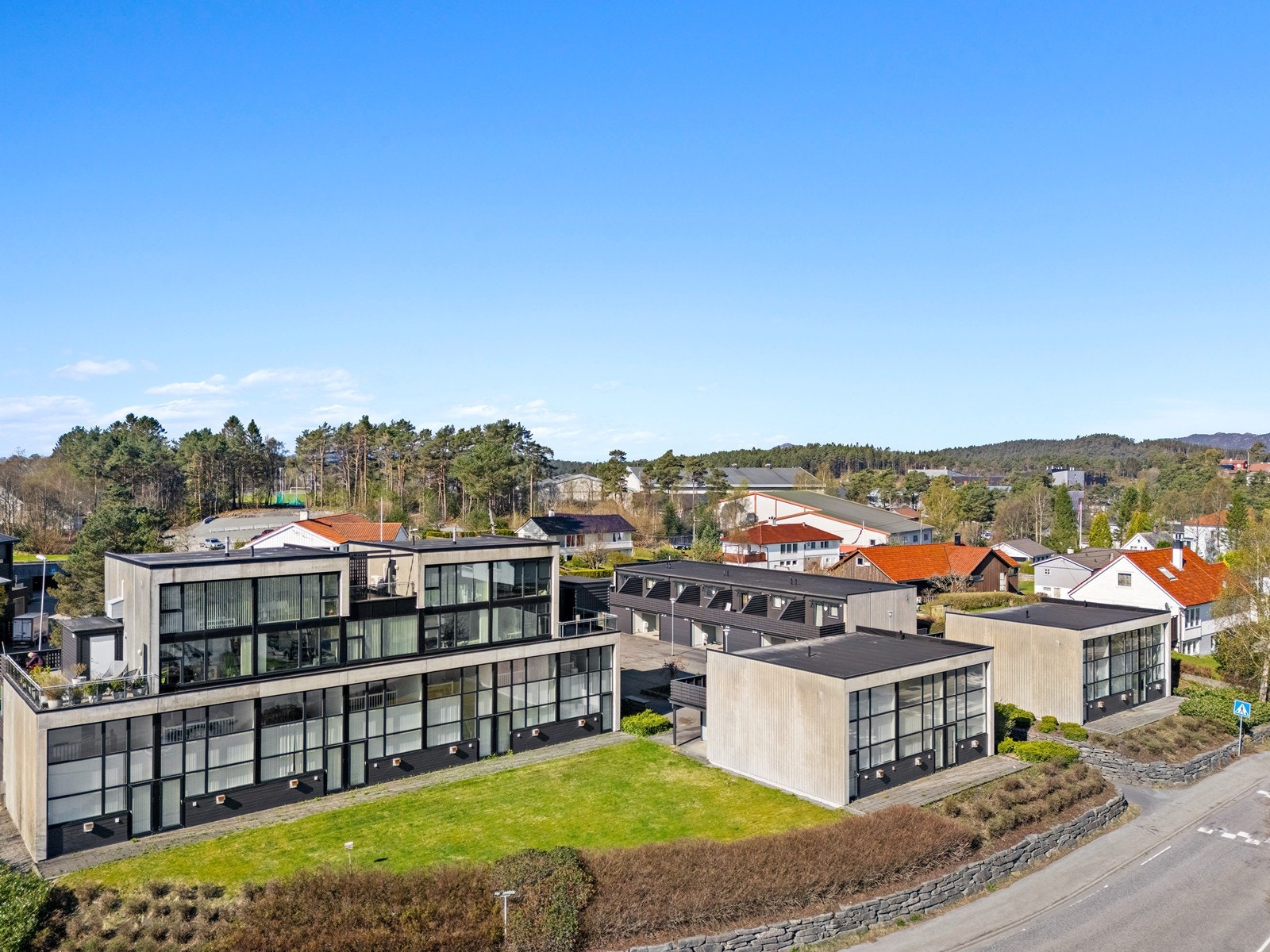 Leiligheten har en sentrumsnær beliggenhet med gangavstand til alt man skulle av hverdagslige servicetilbud, gode kollektivmuligheter og fantastiske turområder. Galleribilde