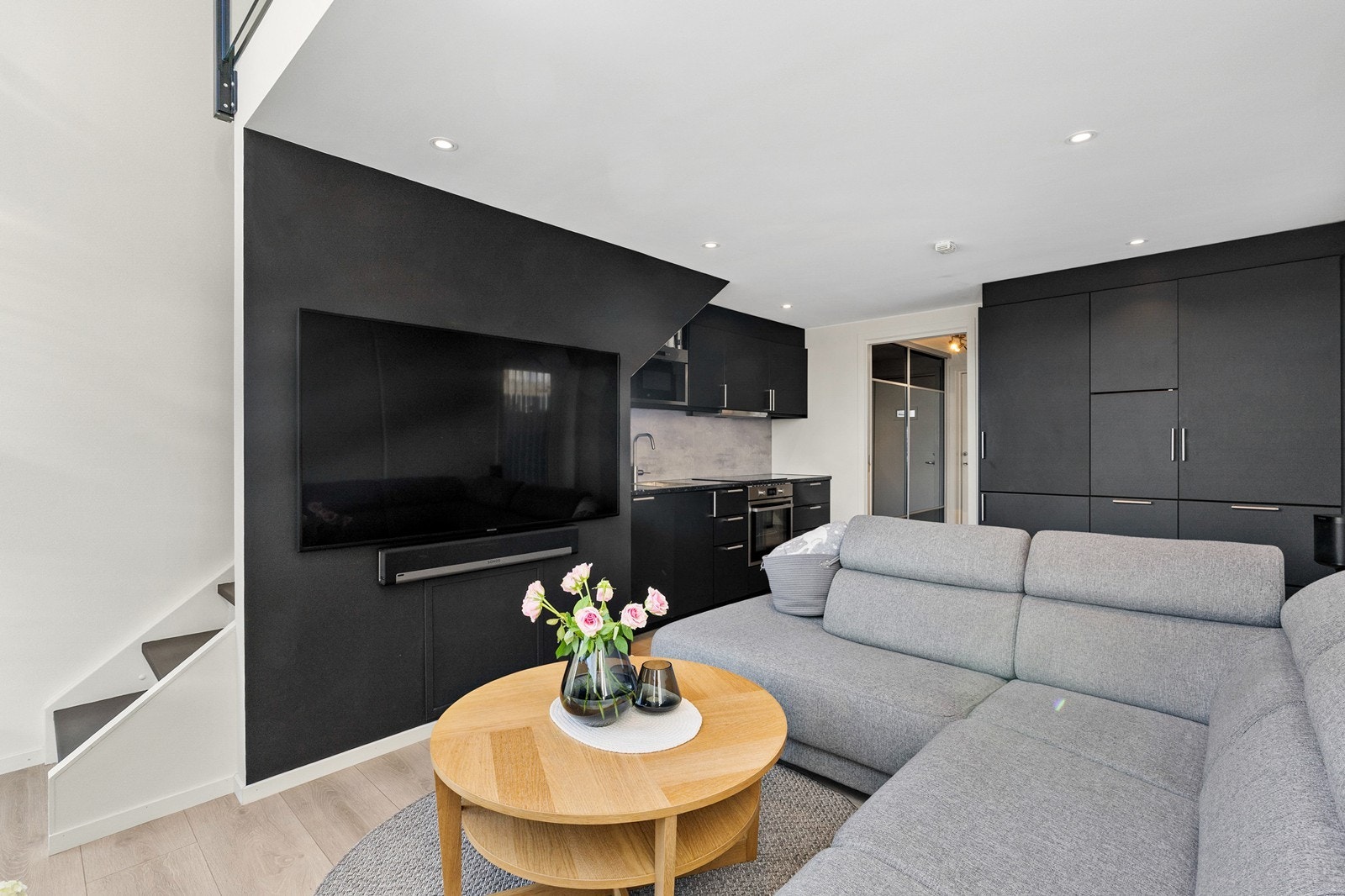 Stuen har gasspeis, og byr på muligheter til å innrede med ønsket møblement. Galleribilde