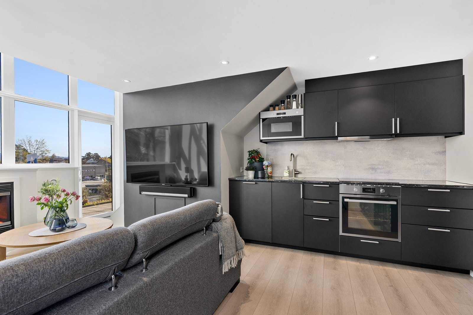 Kjøkkenet har svart slett kjøkkeninnredning med laminat benkeplate. Galleribilde