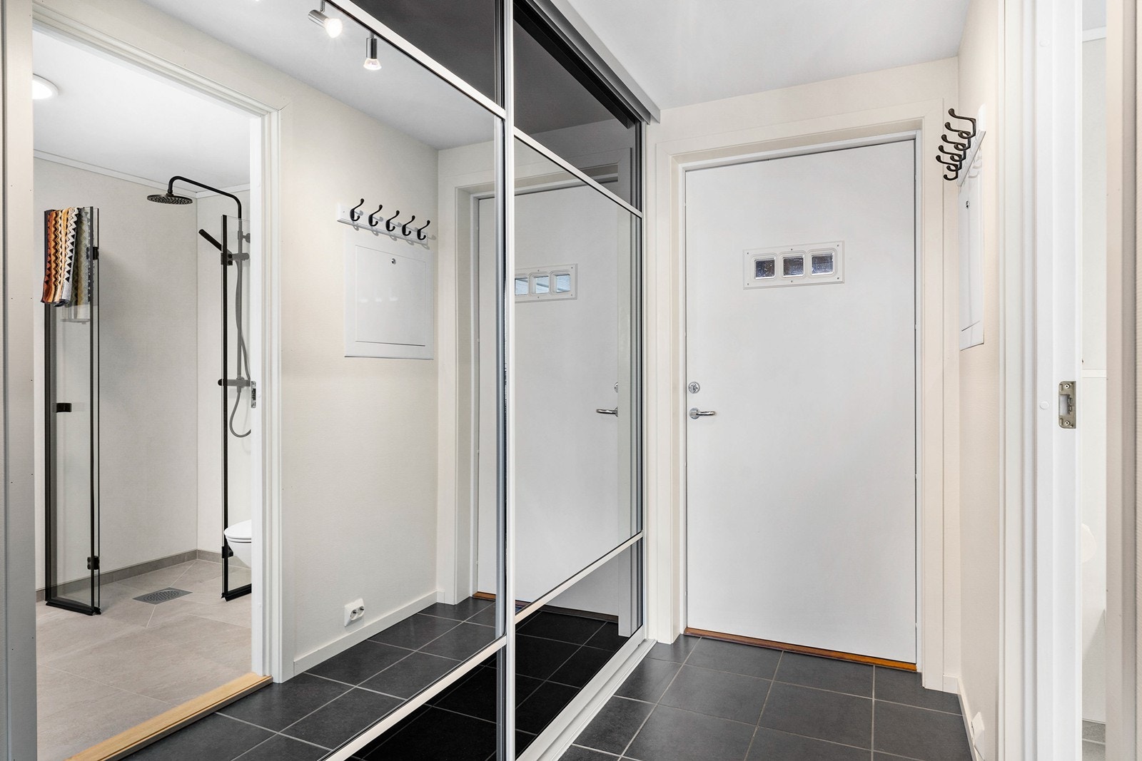 Boligens entre byr på plass til å henge fra seg yttertøy og sette fra seg sko i romslig skyvedørsgarderobe. Galleribilde